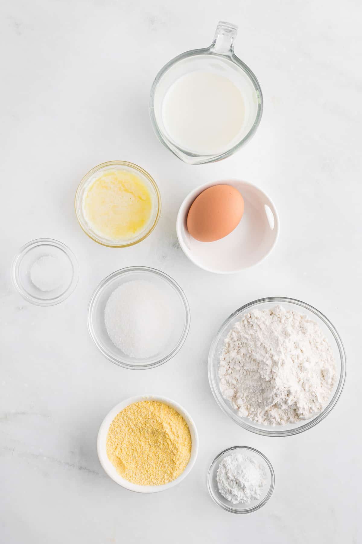 Ingredientes necessários para a receita, cada um em tigelas separadas.