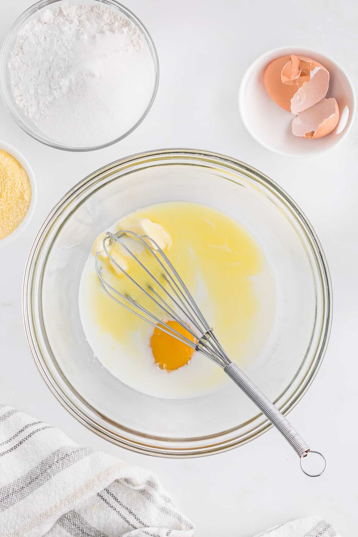 Ingredientes úmidos com um batedor.