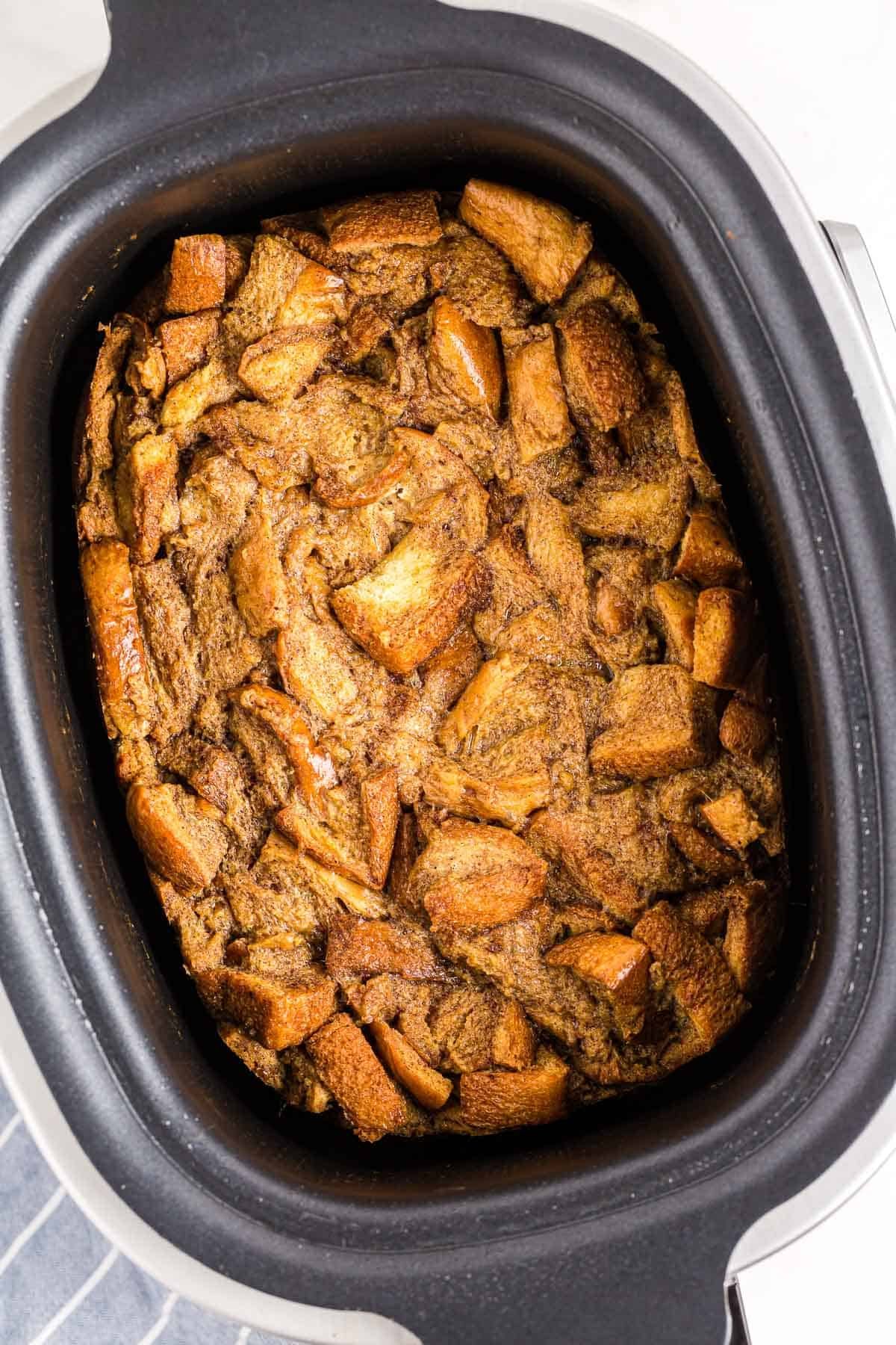 Visão aérea de torrada francesa em uma panela de cozimento lento.