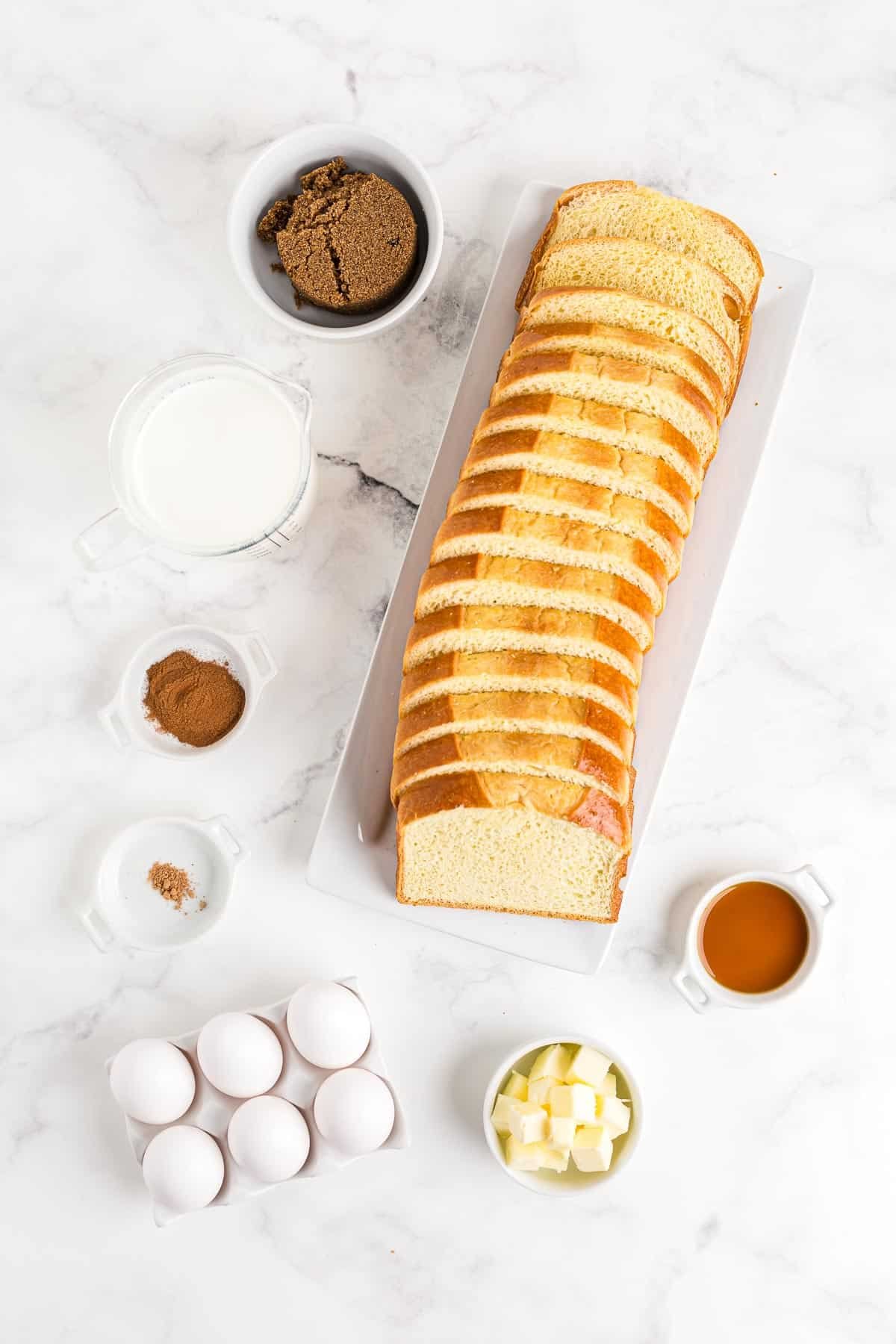 Pão em destaque, com outros ingredientes ao redor.