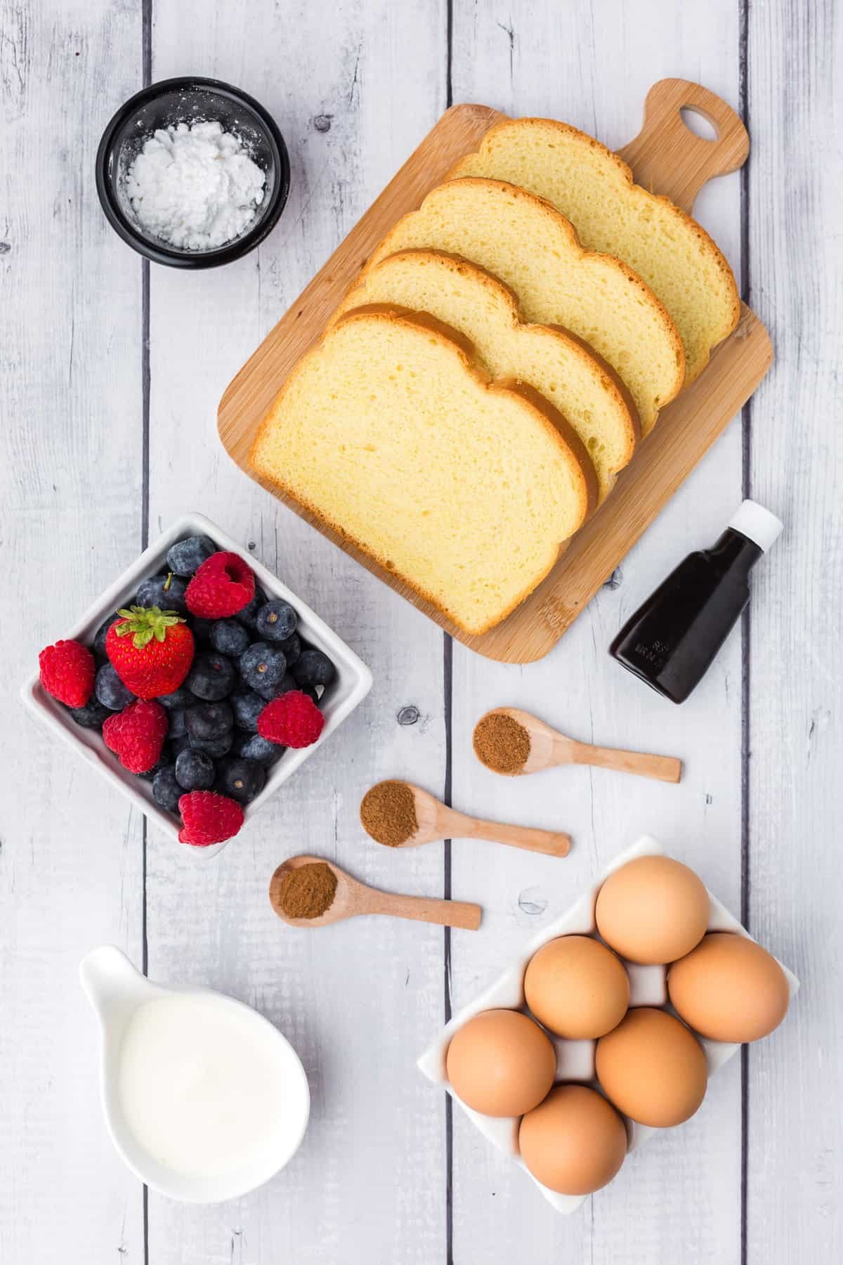 Ingredientes necessários para a receita incluindo pão e ovos.