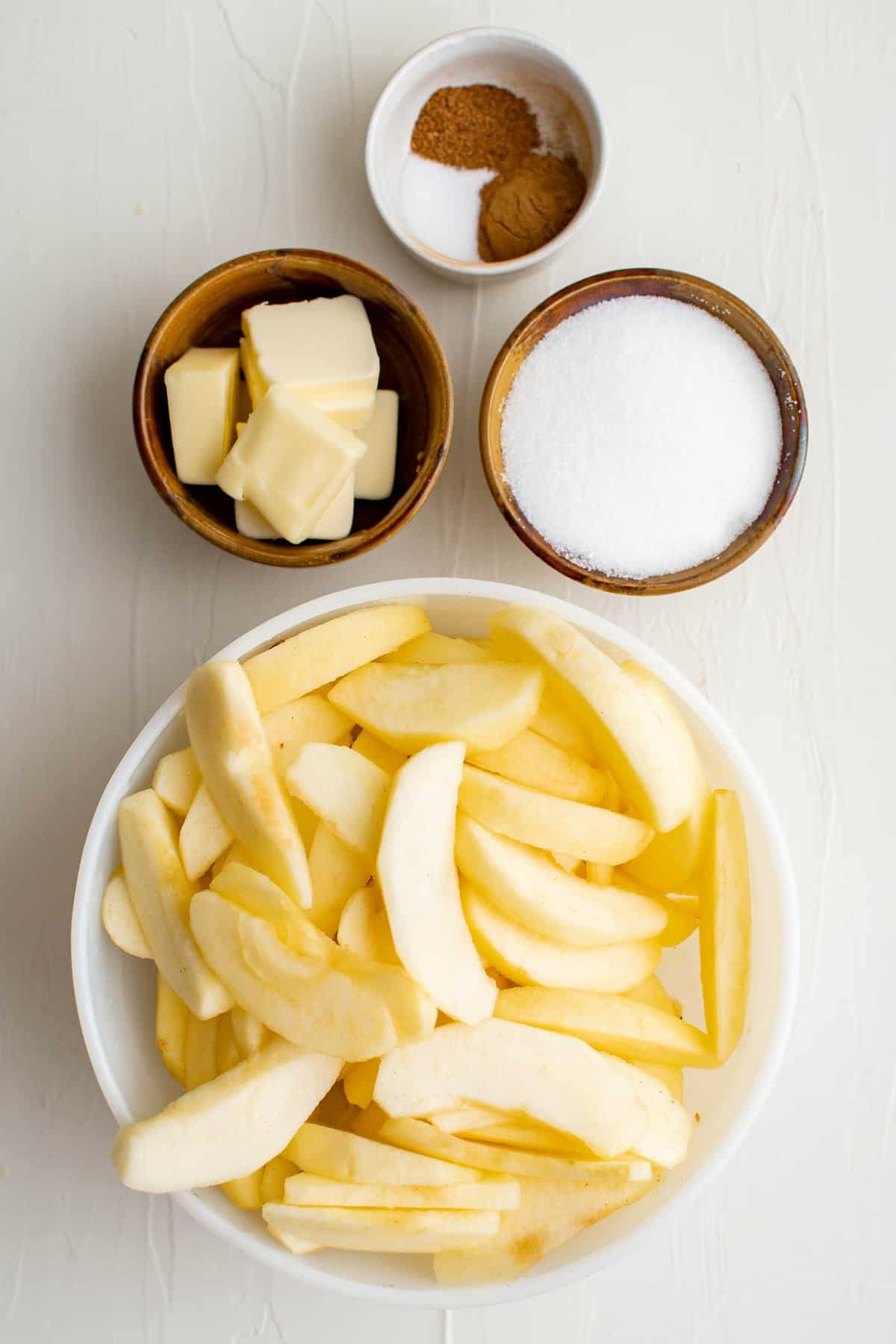 Visão aérea dos ingredientes necessários para fazer maçãs fritas.