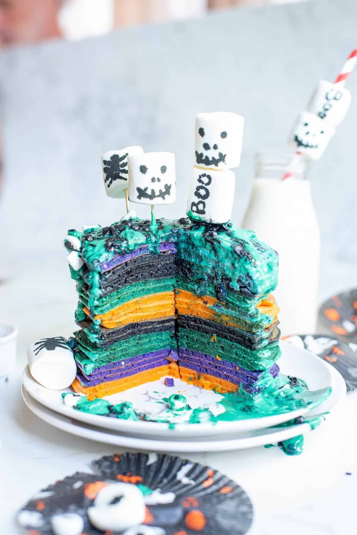 Pilha de panquecas, cortada para mostrar panquecas coloridas.