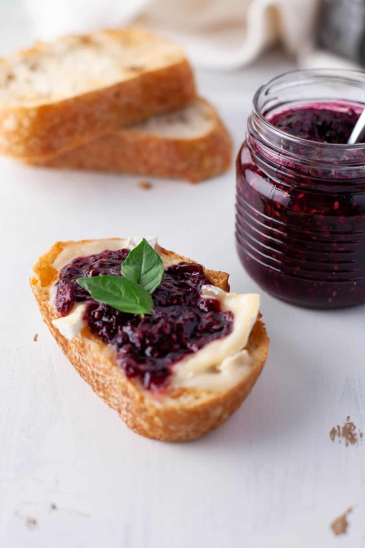 Geleia em torrada grossa de fermento azedo.