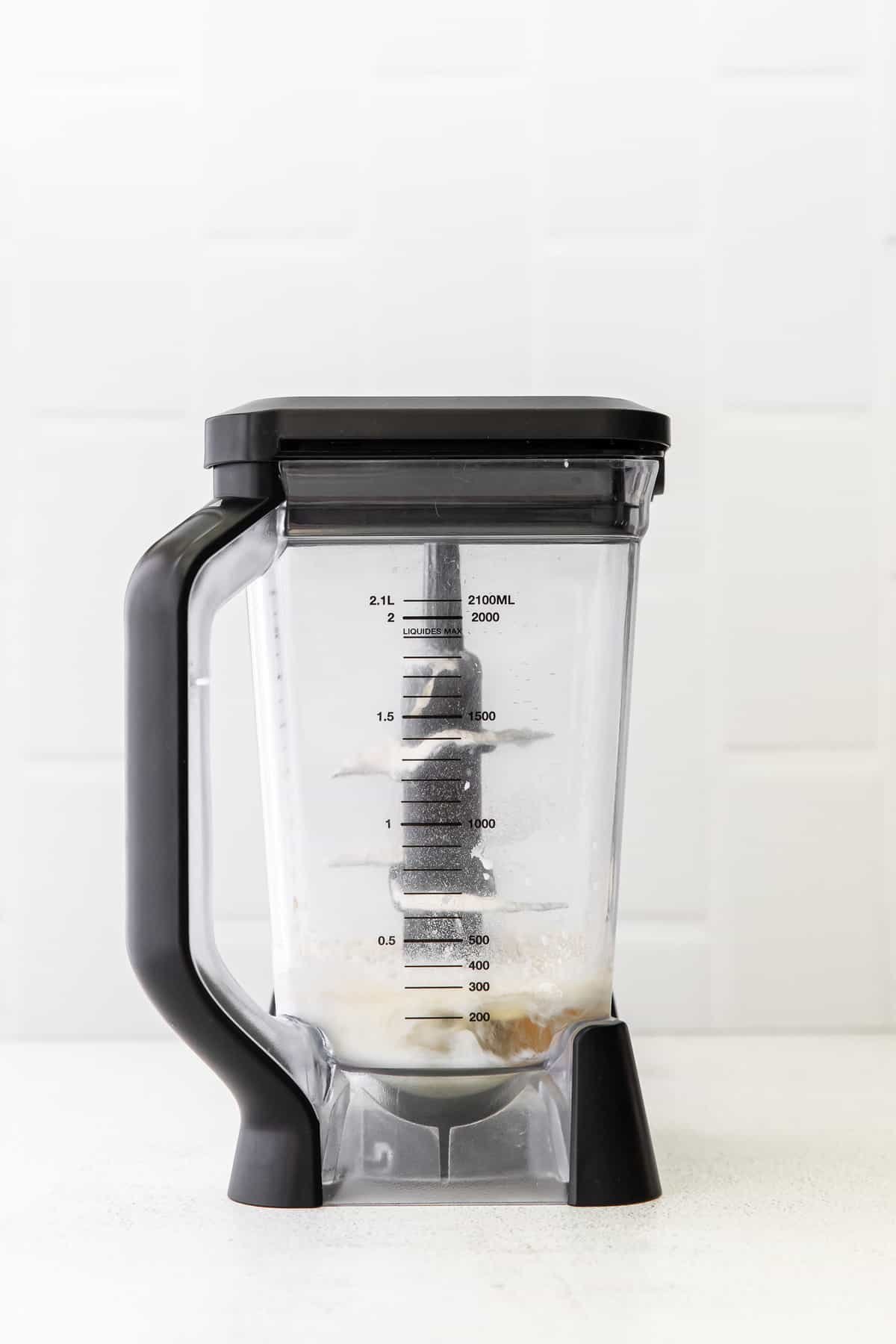 Ingredientes em um liquidificador.