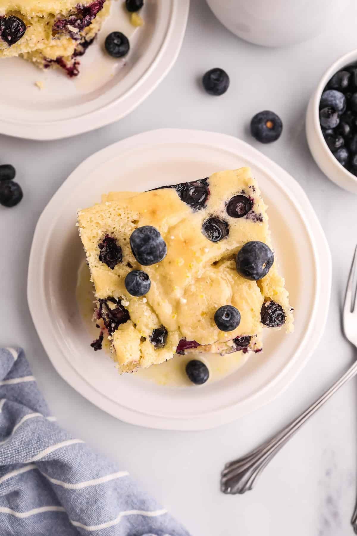 Fatia de panqueca de mirtilo e limão numa travessa.