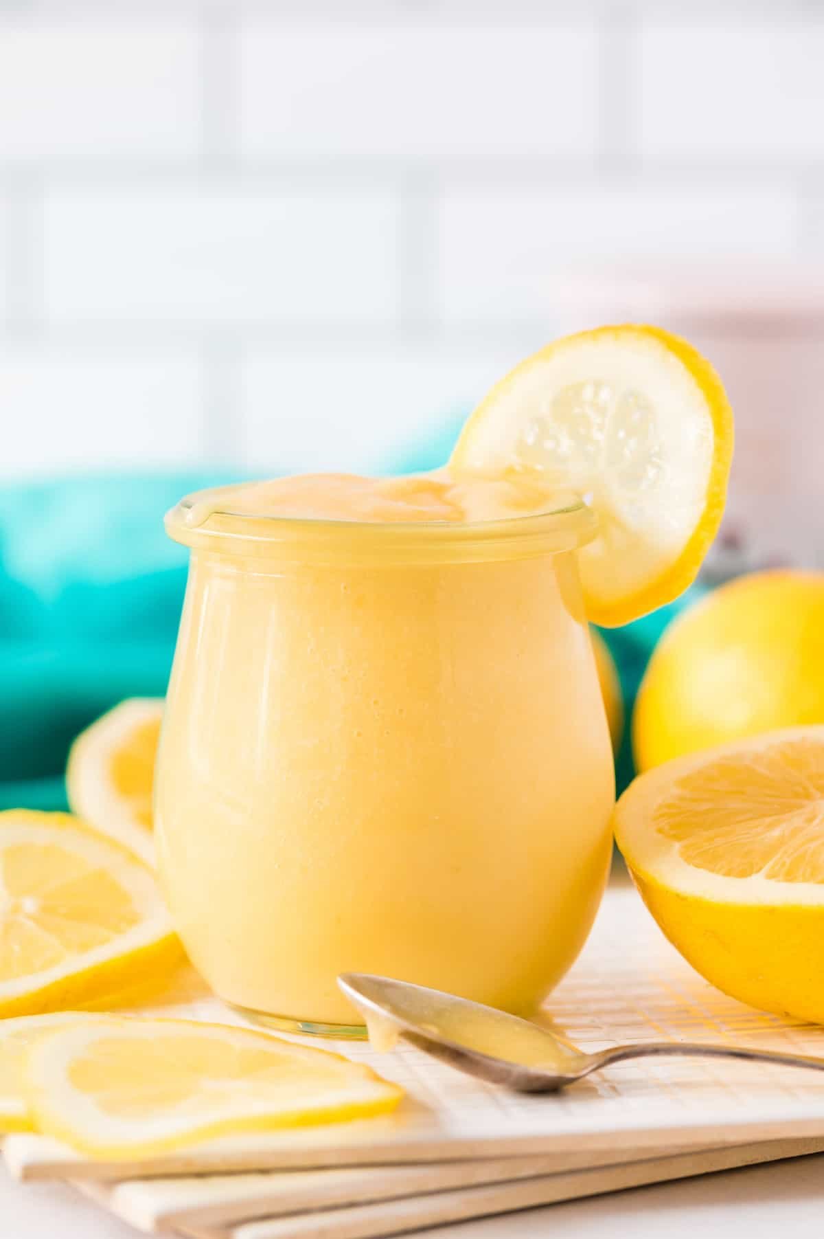 Creme de limão em um frasco decorado com uma rodela de limão fresco.