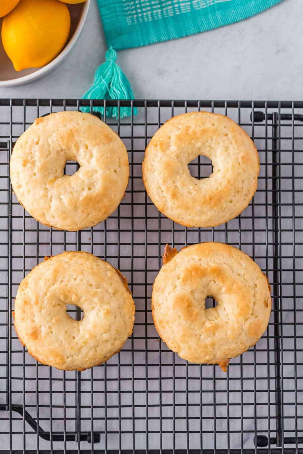 Donuts de limão numa grelha de arrefecimento.