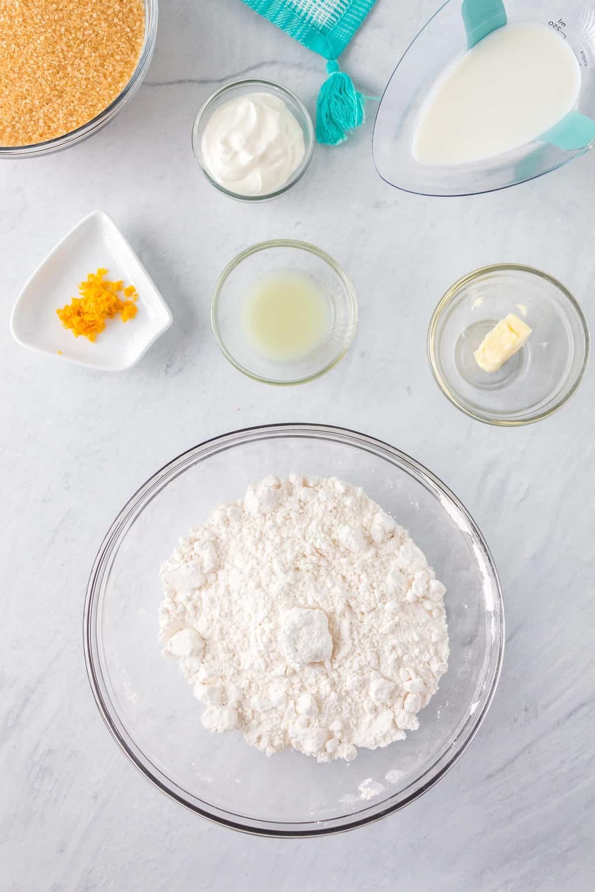 Vista de cima dos ingredientes necessários para a receita.