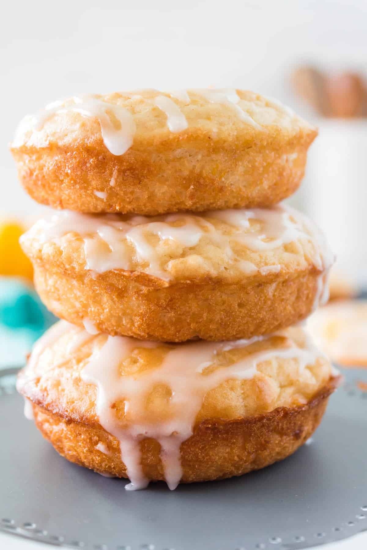 Pilha de três donuts com cobertura.