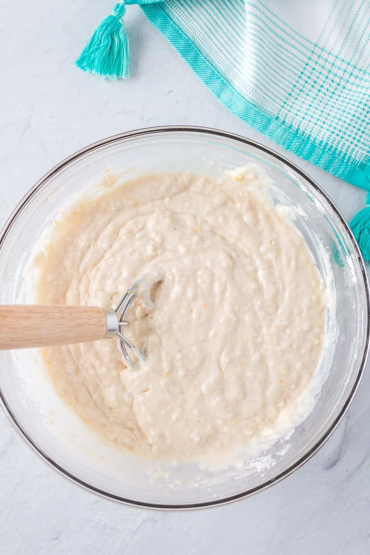 Massa de panquecas numa taça de mistura de vidro transparente.