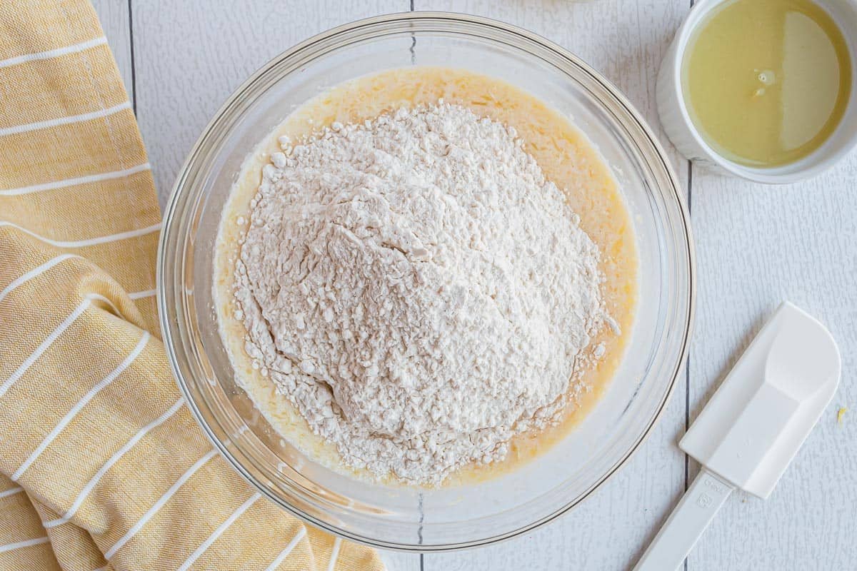 Ingredientes secos por cima dos ingredientes húmidos.