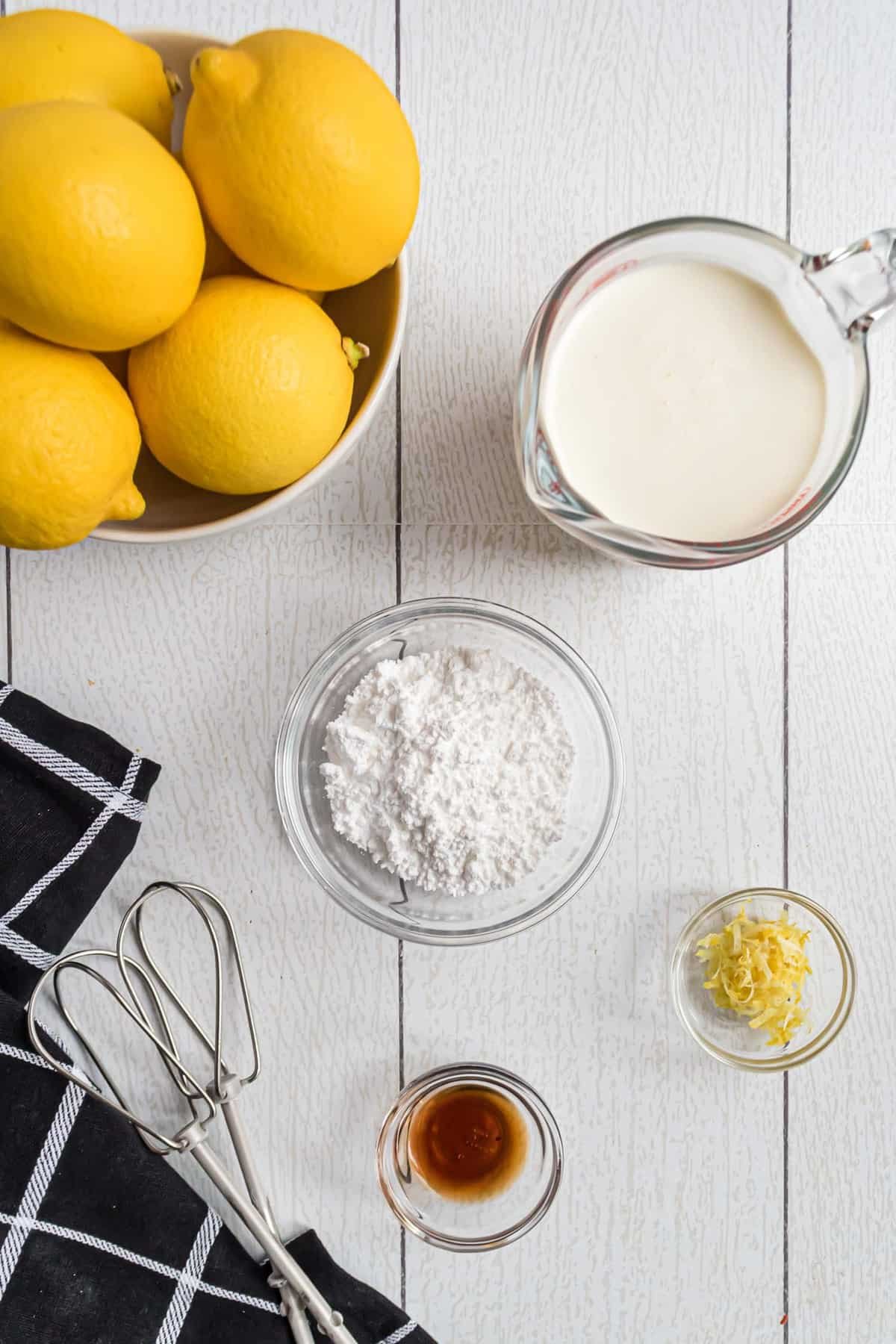 Visão aérea dos ingredientes necessários para a receita.