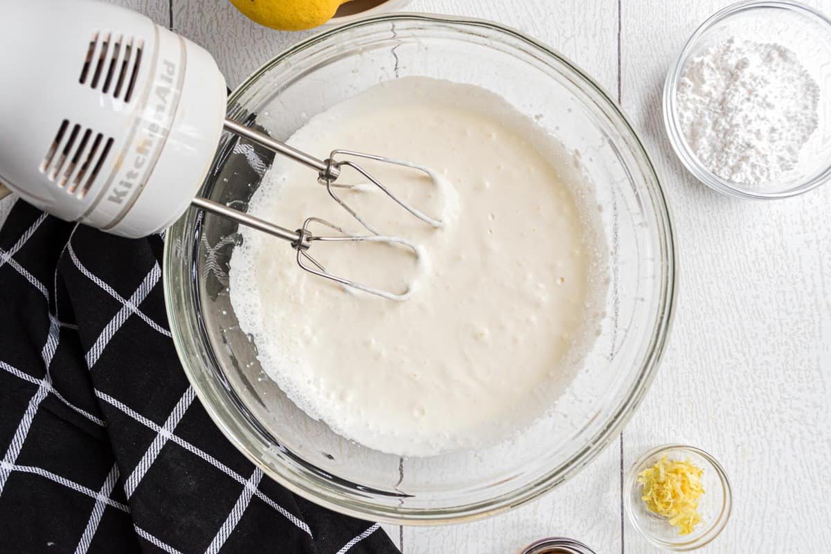 Nata batida em uma tigela.