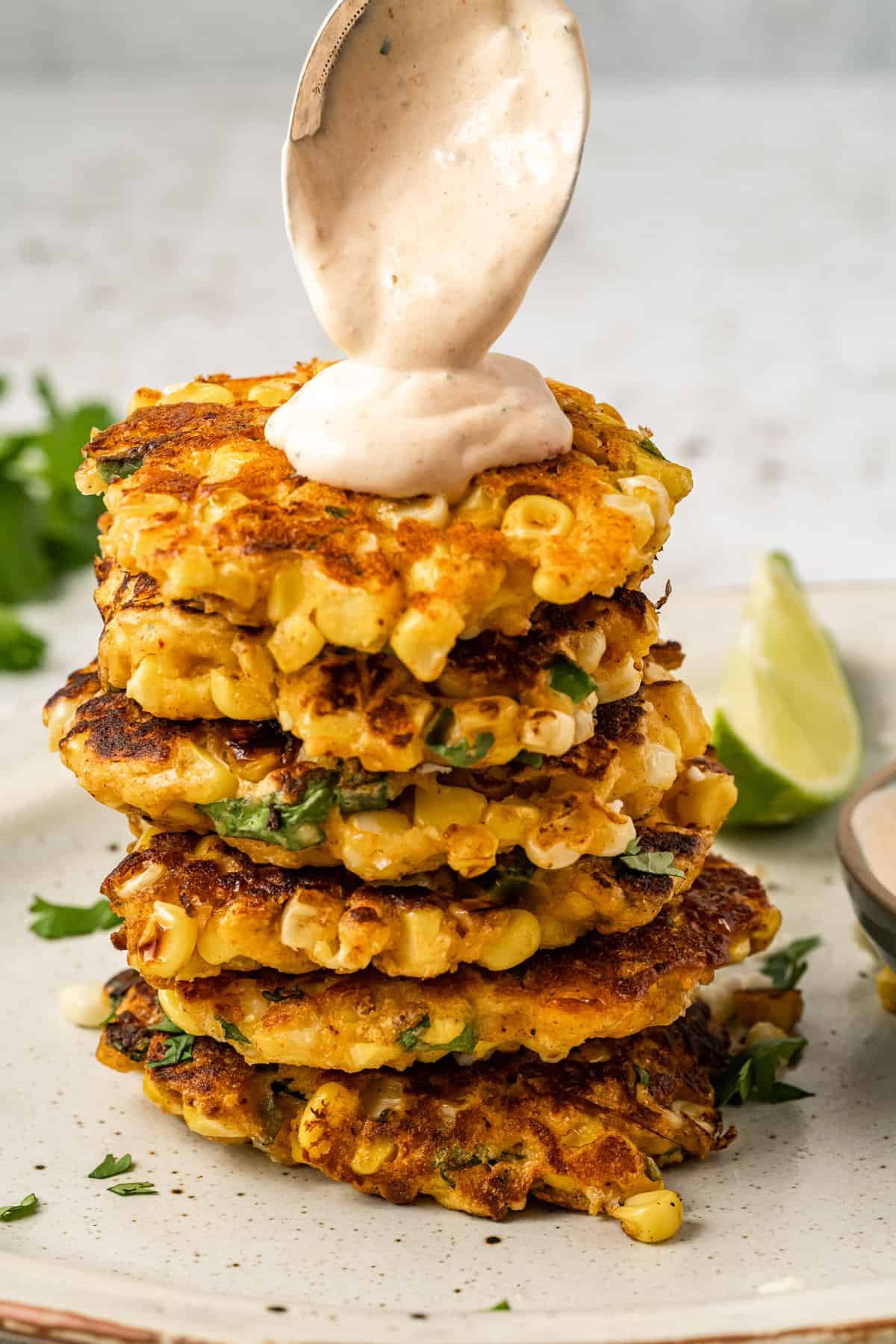 Sauce de chipotle sendo adicionado aos bolinhos de milho de rua.