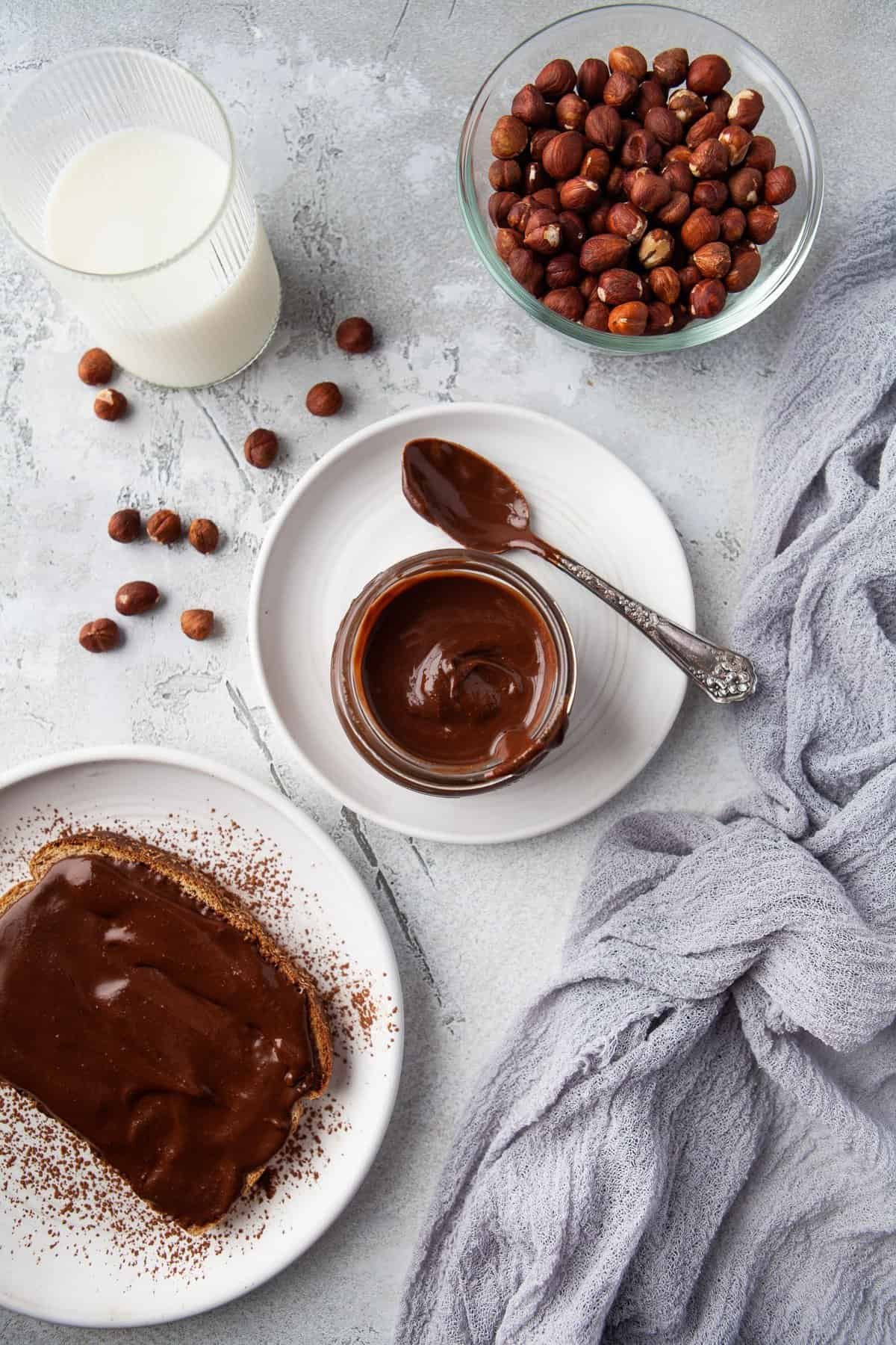 Nutella em um pote e em uma torrada.
