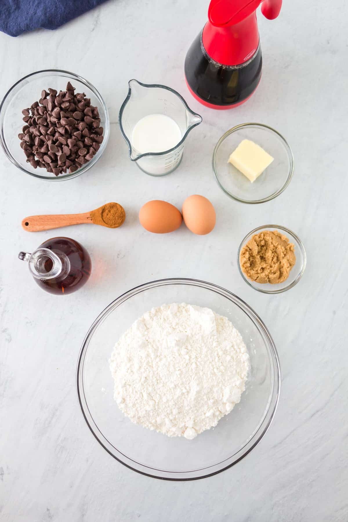 Visão aérea dos ingredientes necessários para a receita.