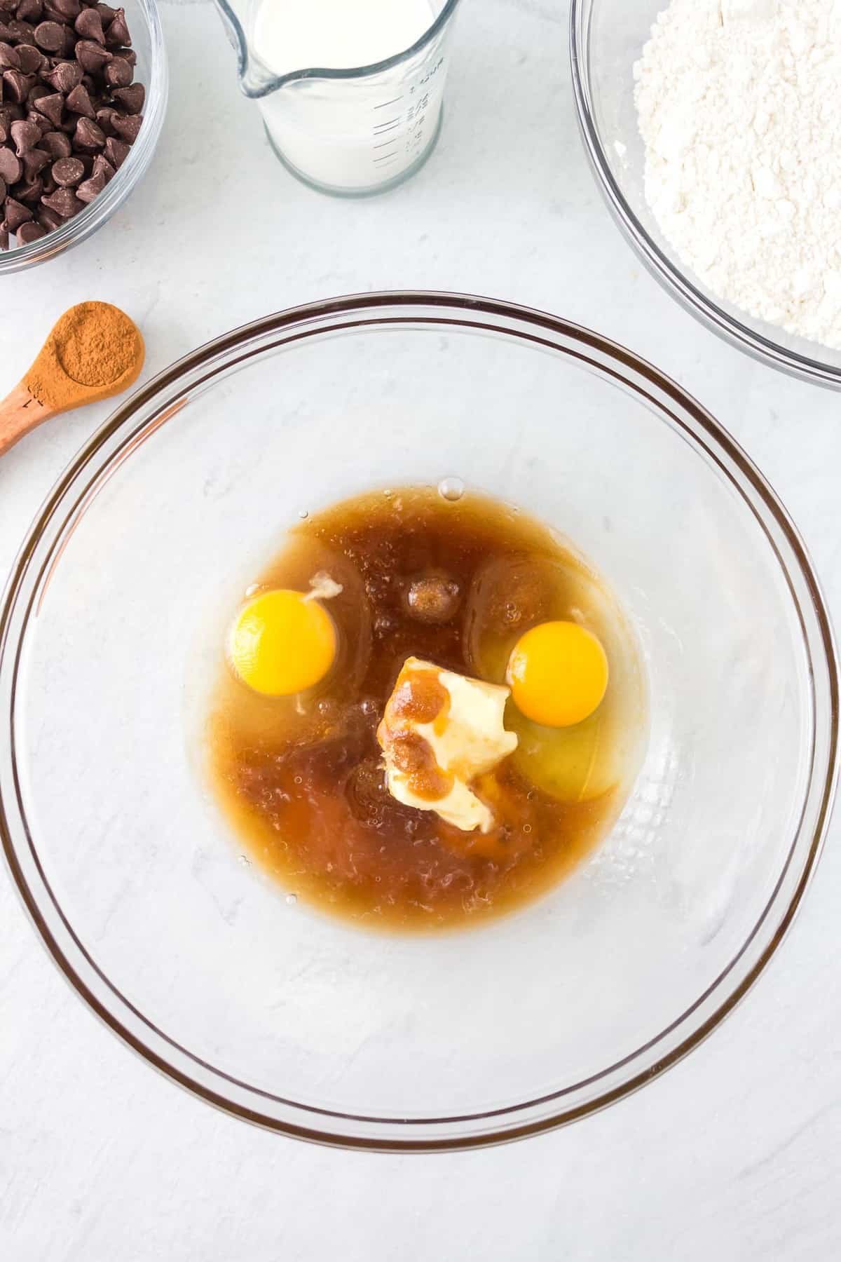 Ingredientes líquidos, ainda não misturados.