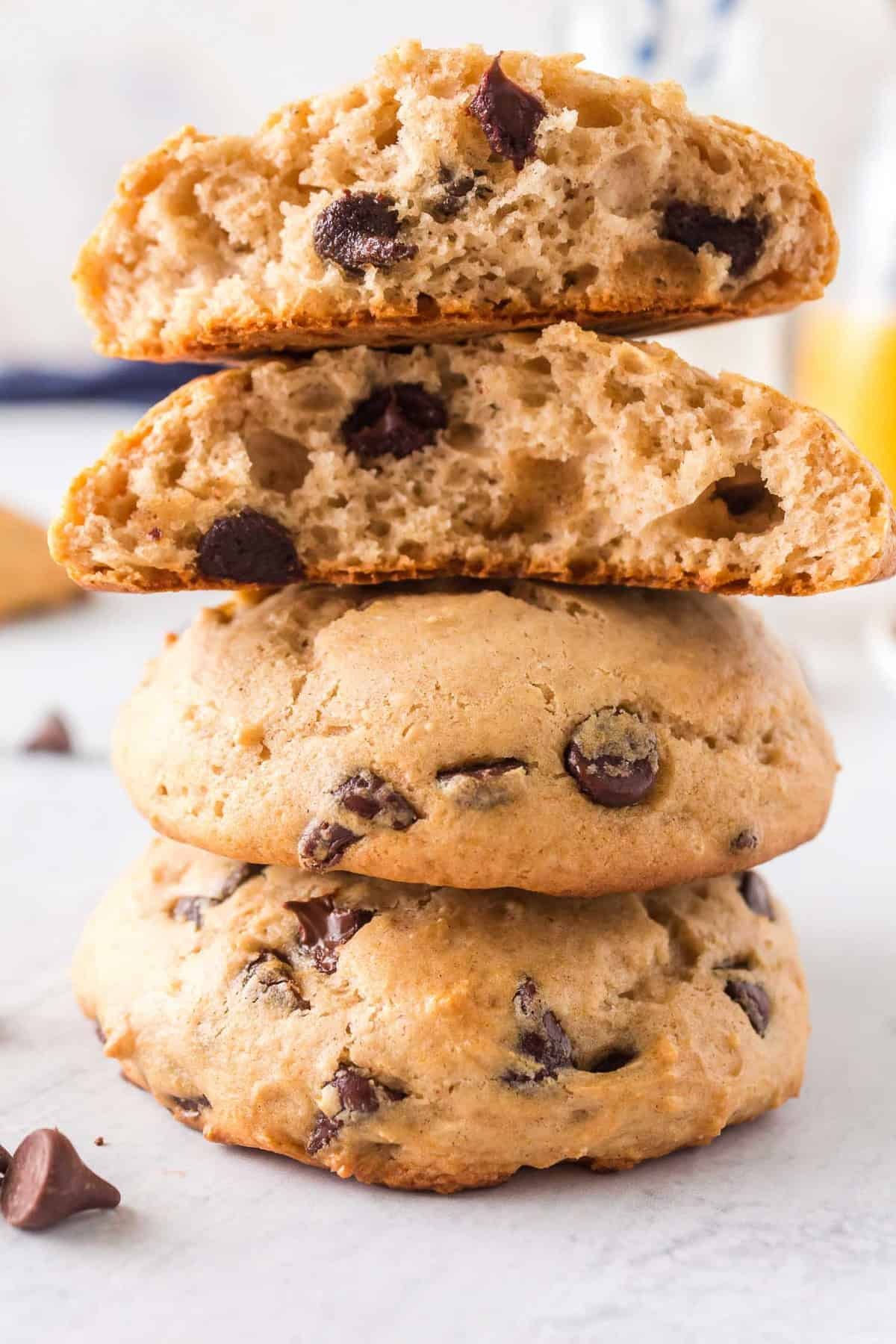 Pilha de bolachas, uma partida ao meio para mostrar a textura.