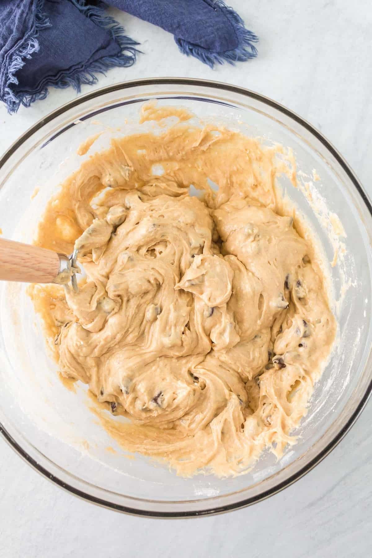 Massa de biscoito em uma tigela de vidro translúcida.