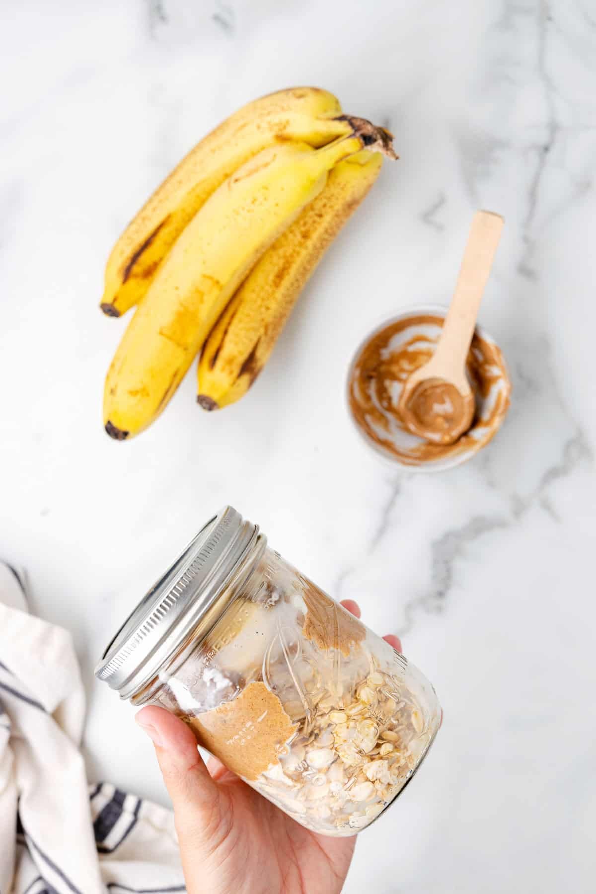 Ingredientes em um frasco.