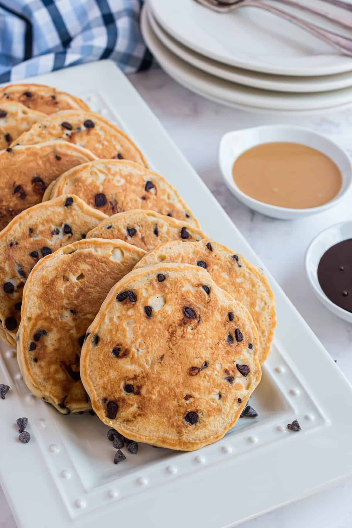 Panquecas com gotas de chocolate em um prato branco.