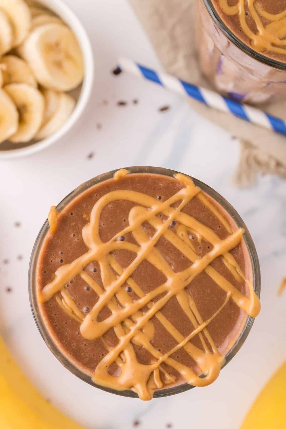 Smoothie de chocolate com manteiga de amendoim com coberturas.