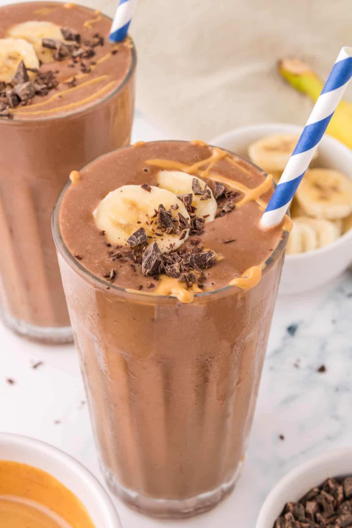 Smoothie de chocolate com manteiga de amendoim com coberturas.