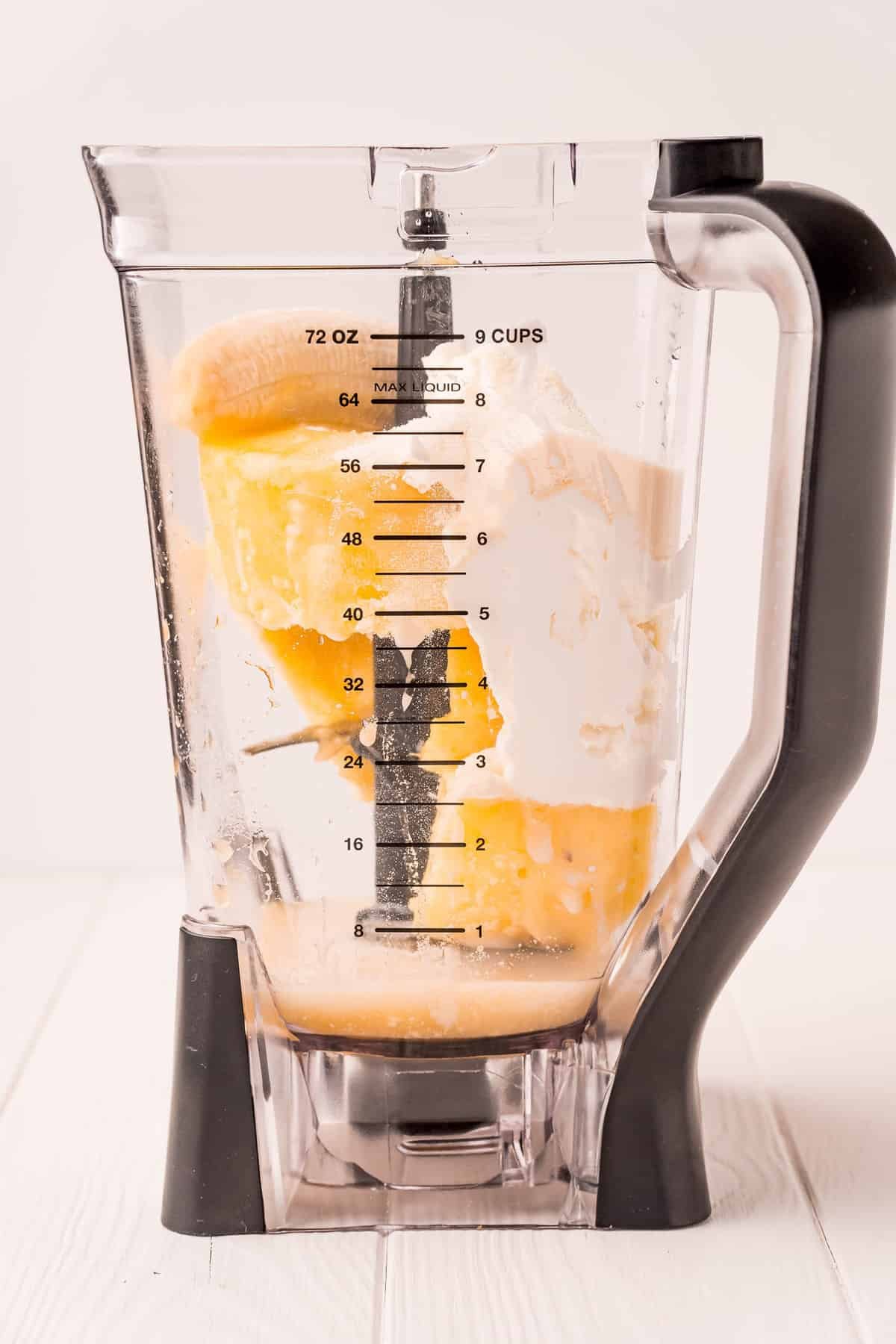 Vista de frente do liquidificador, com ingredientes não misturados.