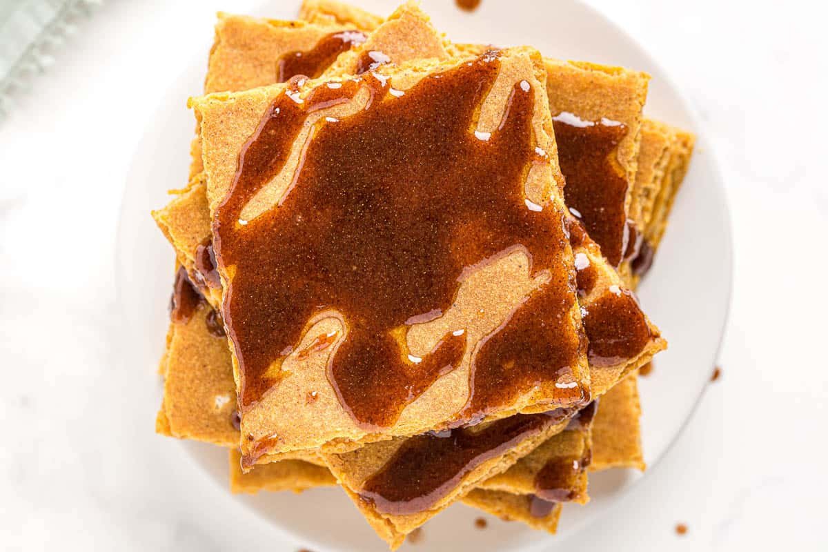 Visão aérea de uma pilha de panquecas de abóbora cortadas em quadrados.