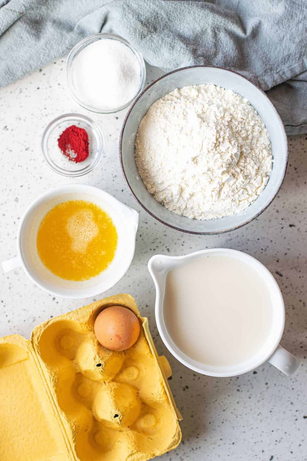 Vista aérea de ingredientes em tigelas.