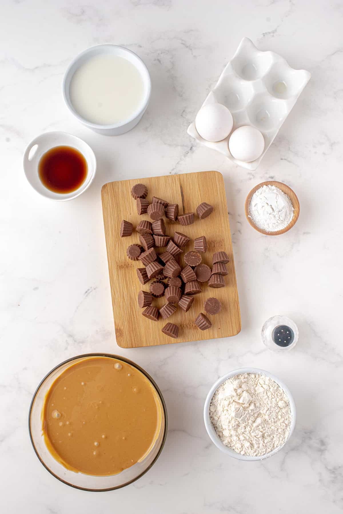 Ingredientes necessários para a receita, incluindo mini copos de manteiga de amendoim.