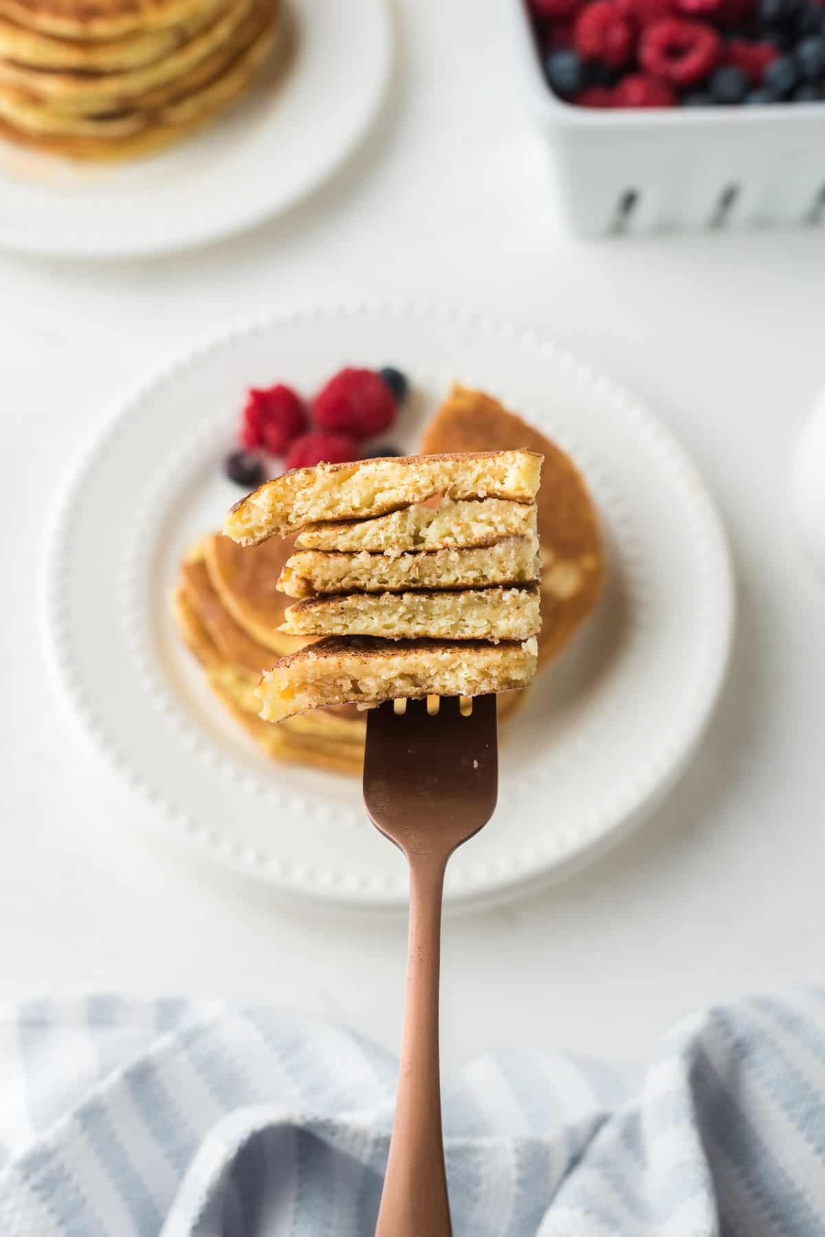 Panquecas de ricota em um garfo para mostrar textura.