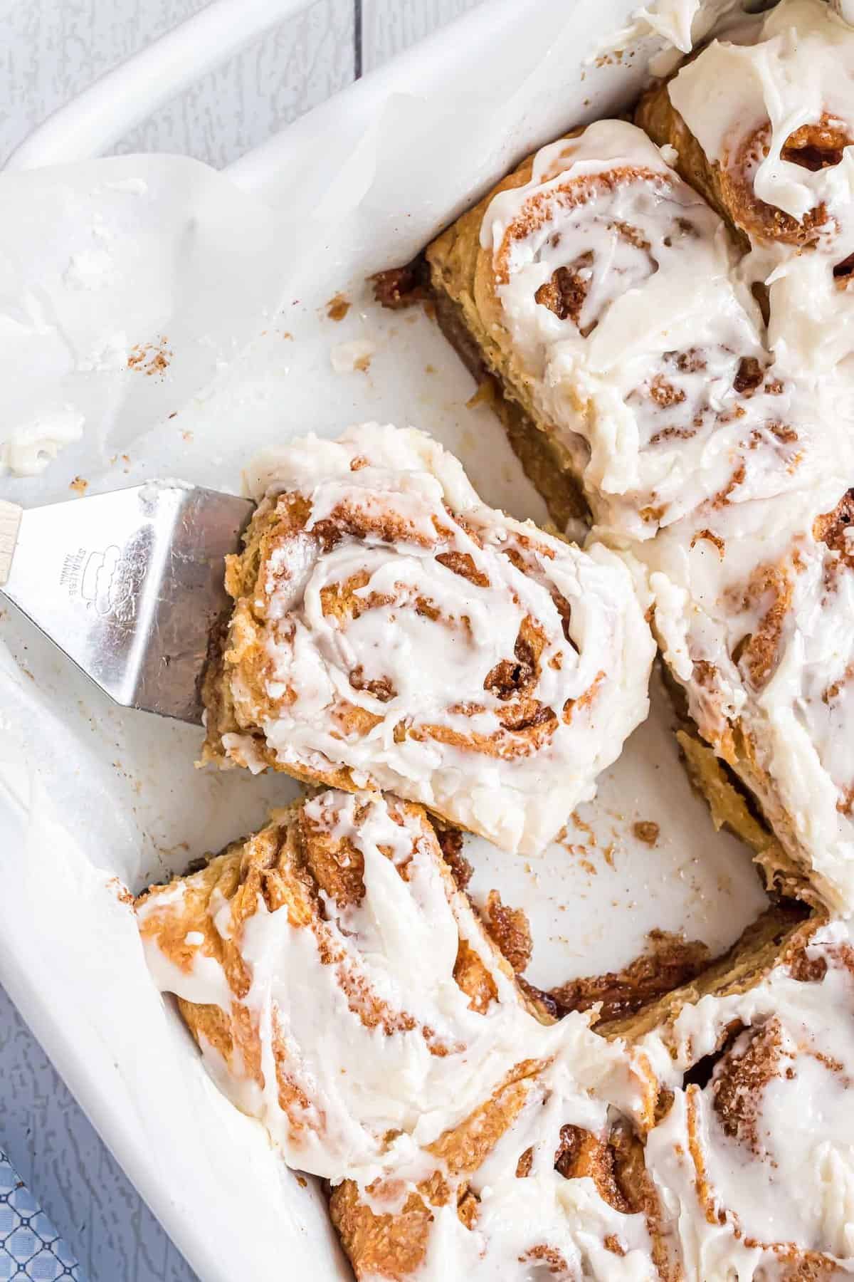Rolo de canela de croissant em uma forma de assar branca.