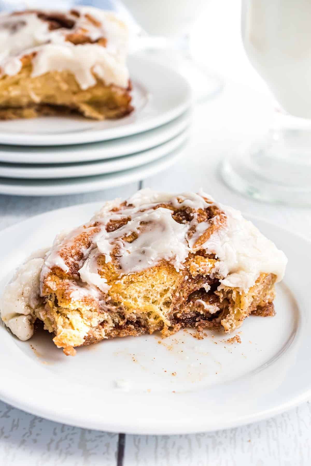 Rolo de canela cortado para mostrar textura interna.