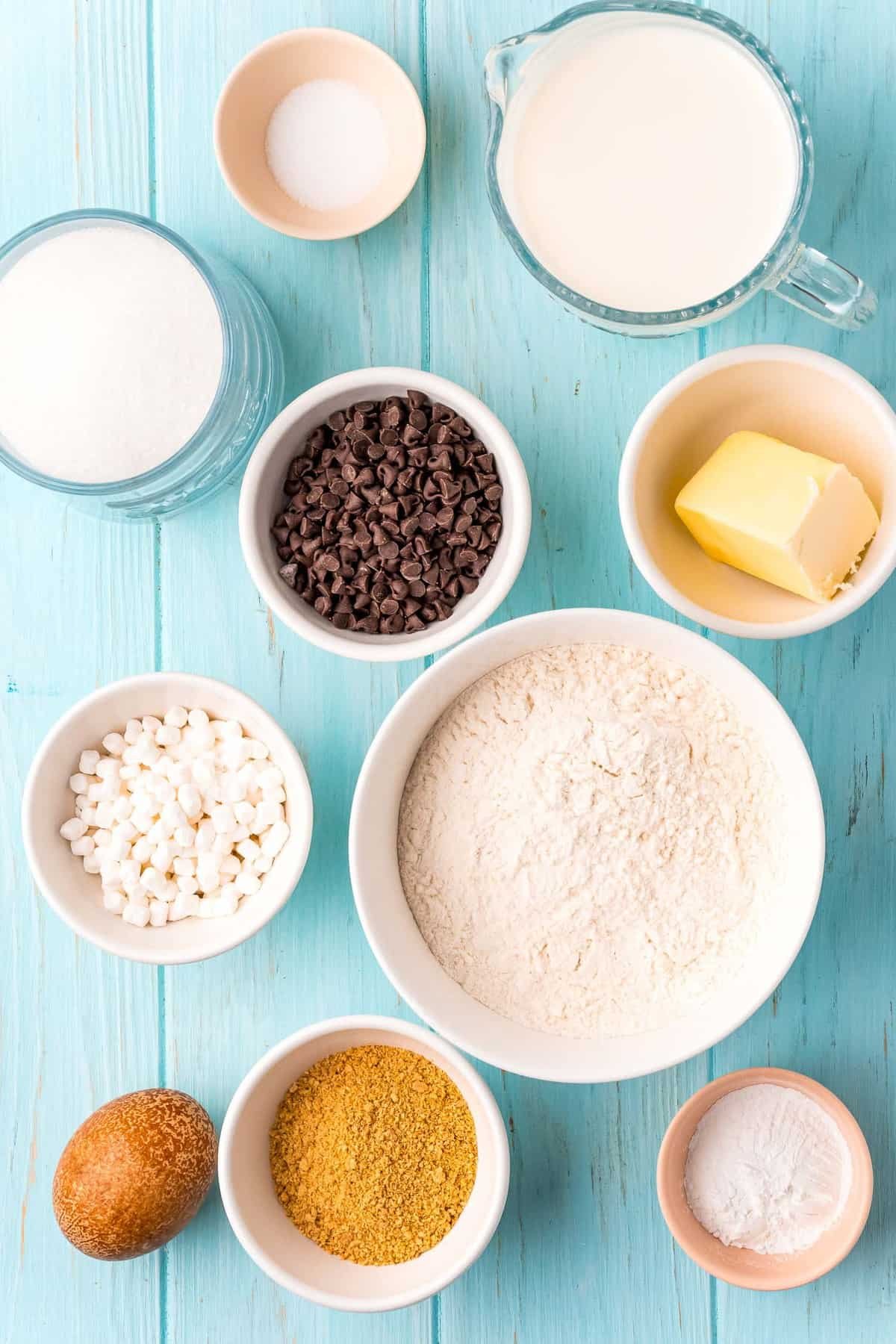 Ingredientes necessários para receitas incluindo marshmallows e gotas de chocolate.