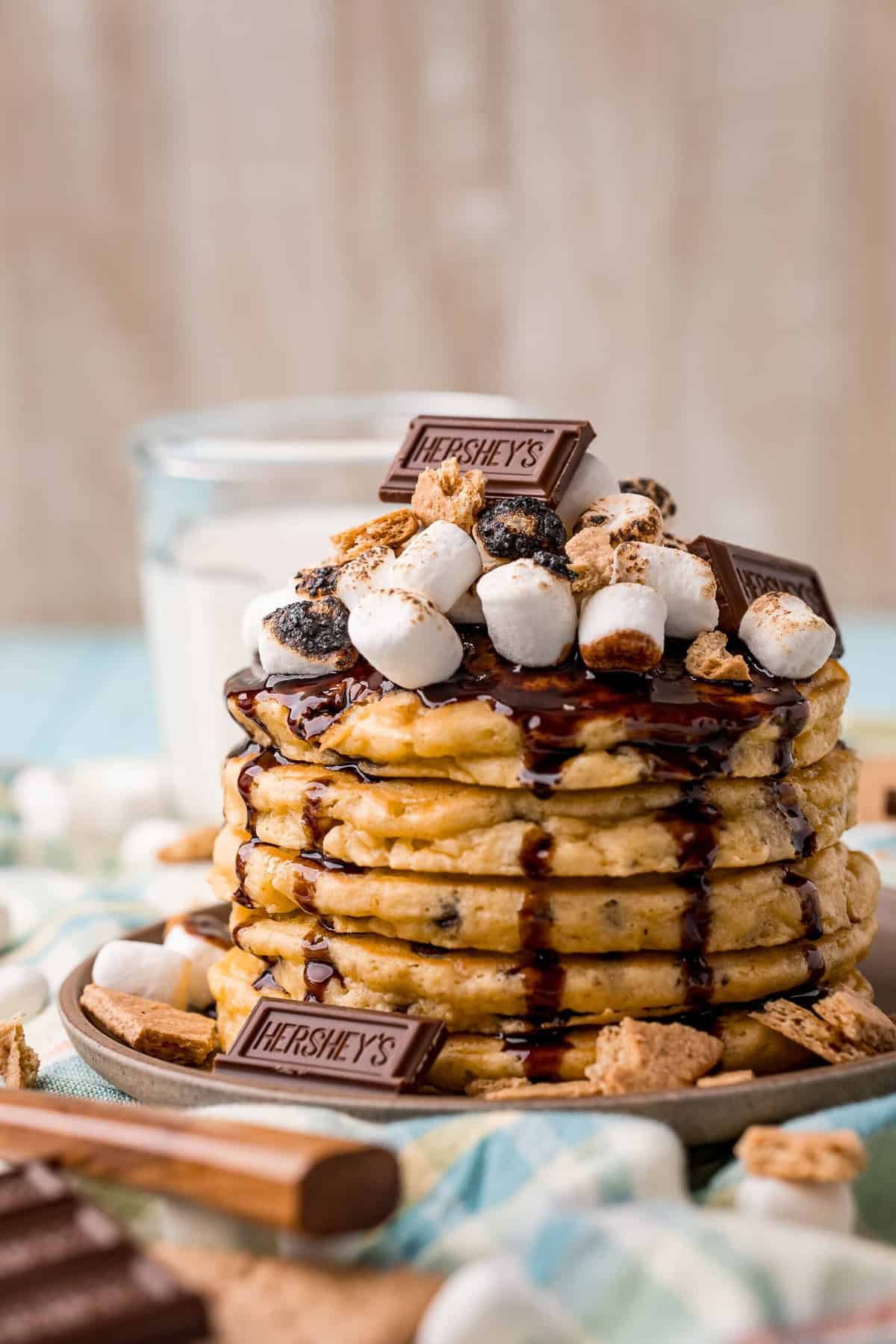 Pilha de panquecas de s'mores com marshmallows, chocolate, biscoito de graham.
