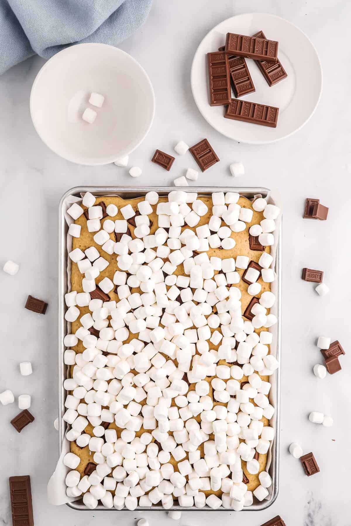 Marshmallows sobre uma panqueca em uma assadeira.