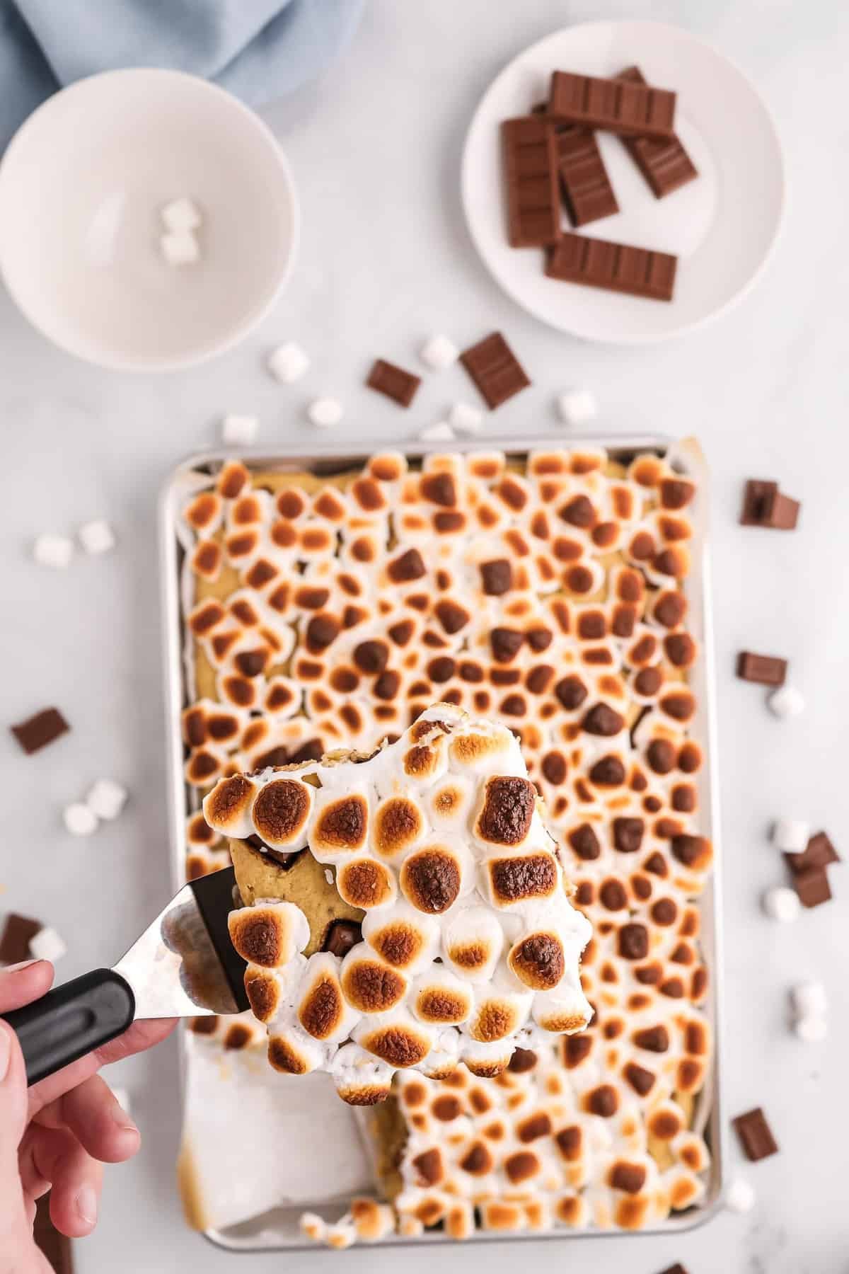 Quadrado de panqueca sendo retirado de uma assadeira.