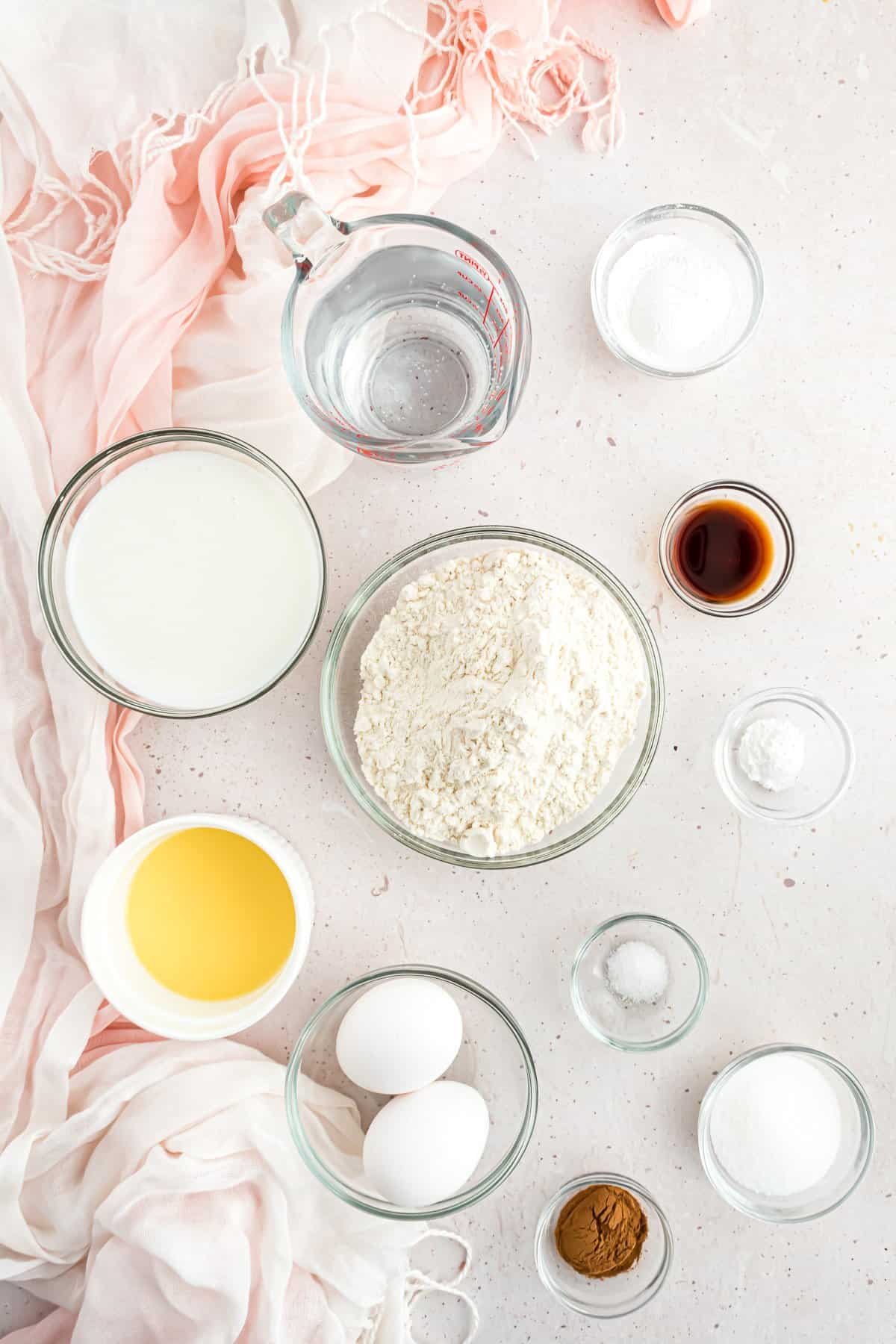 Ingredientes necessários para a receita incluindo canela e açúcar.