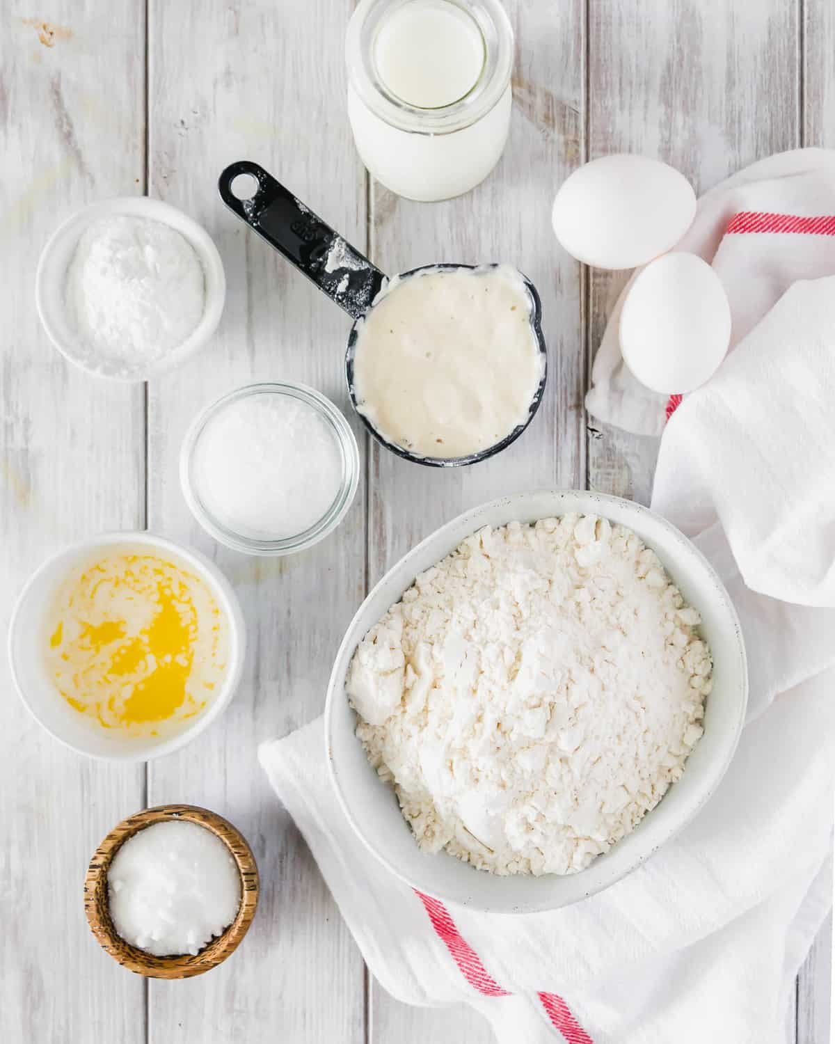 Visão superior dos ingredientes: descarte de massa azeda, farinha, manteiga, sal, fermento em pó e mais.