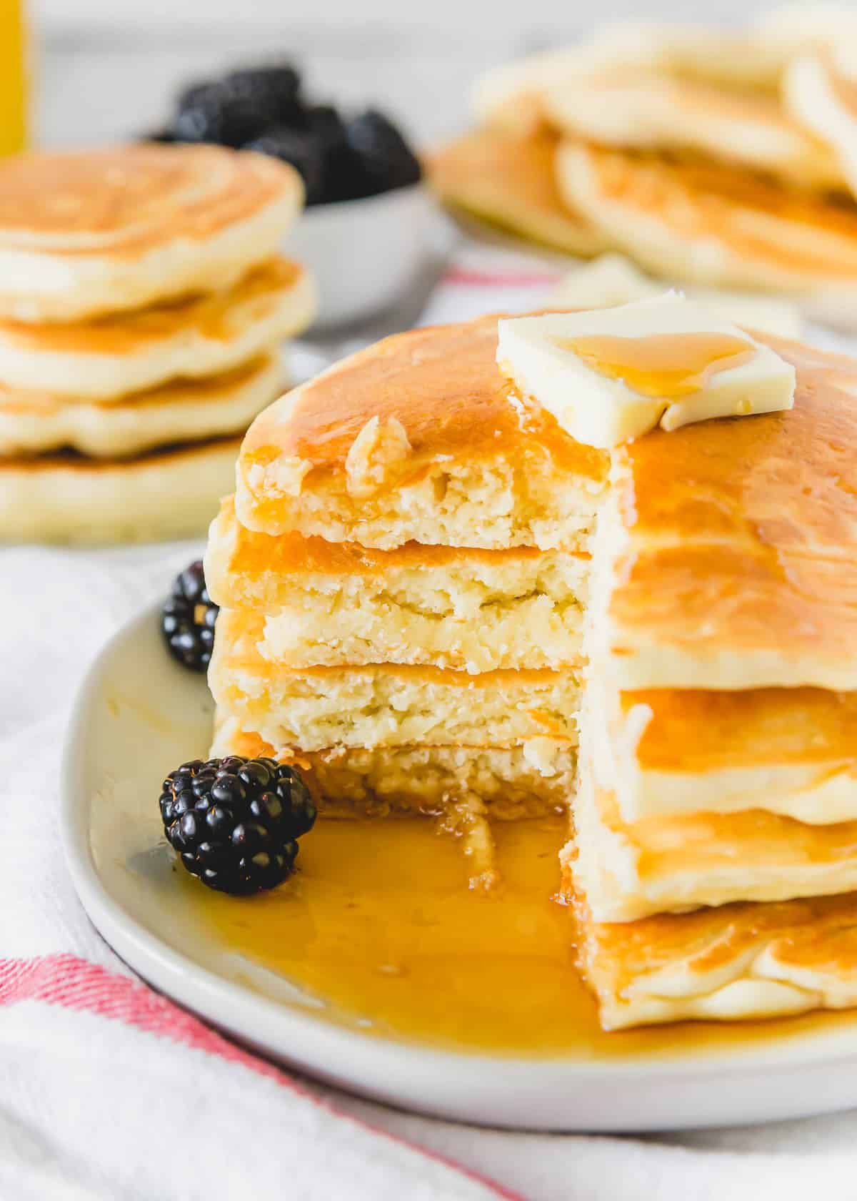 Empilhamento de panquecas, cortado para mostrar textura.