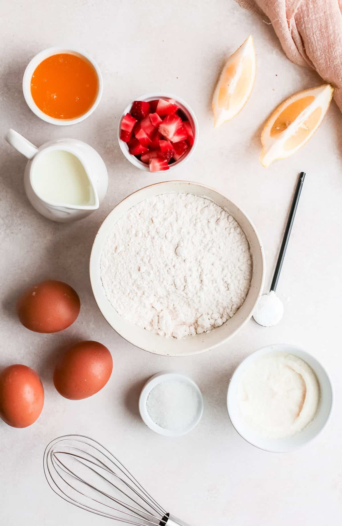 Ingredientes necessários, incluindo morangos frescos.