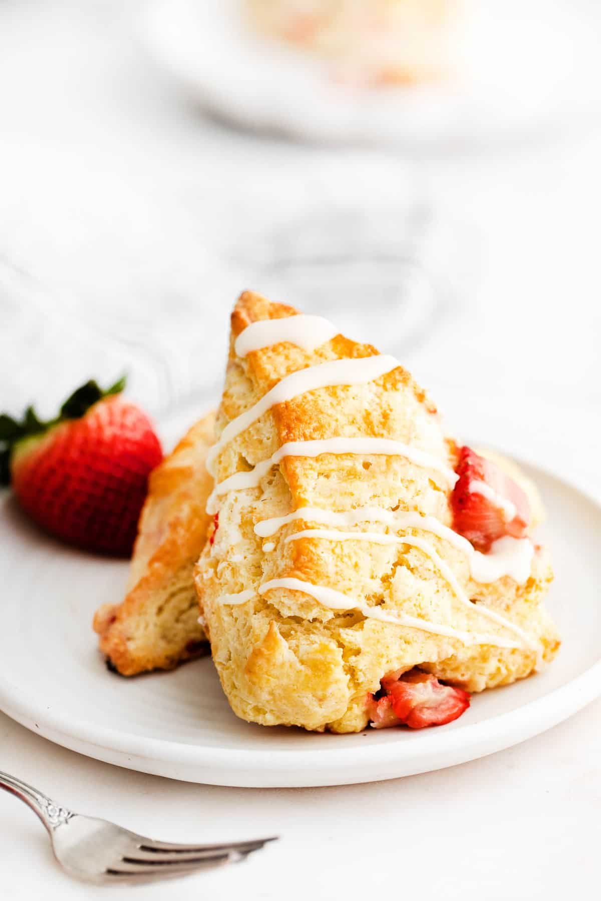 Duas panquecas de morango em um prato branco.