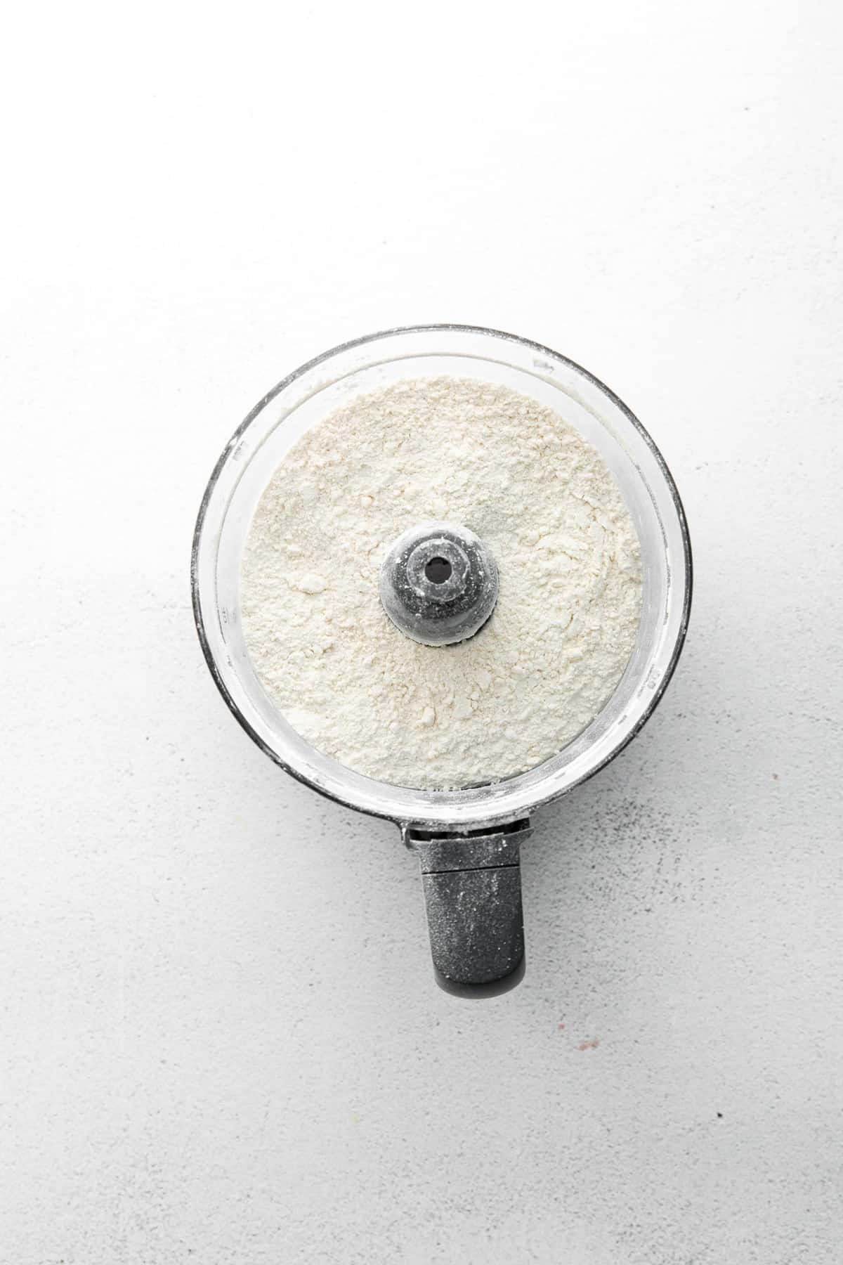 Ingredientes secos no processador de alimentos.