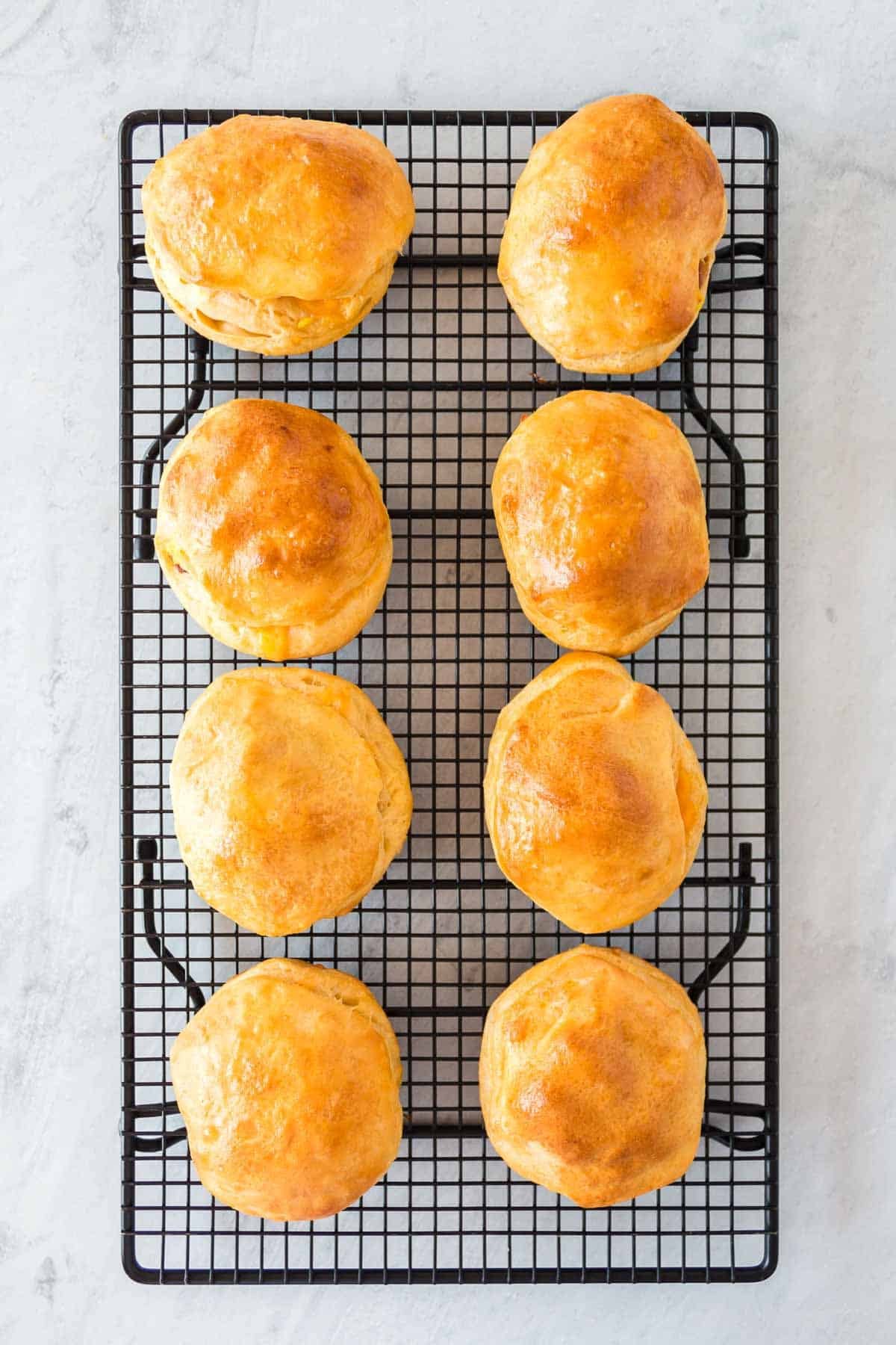 Biscoitos assados numa grelha de arrefecimento.