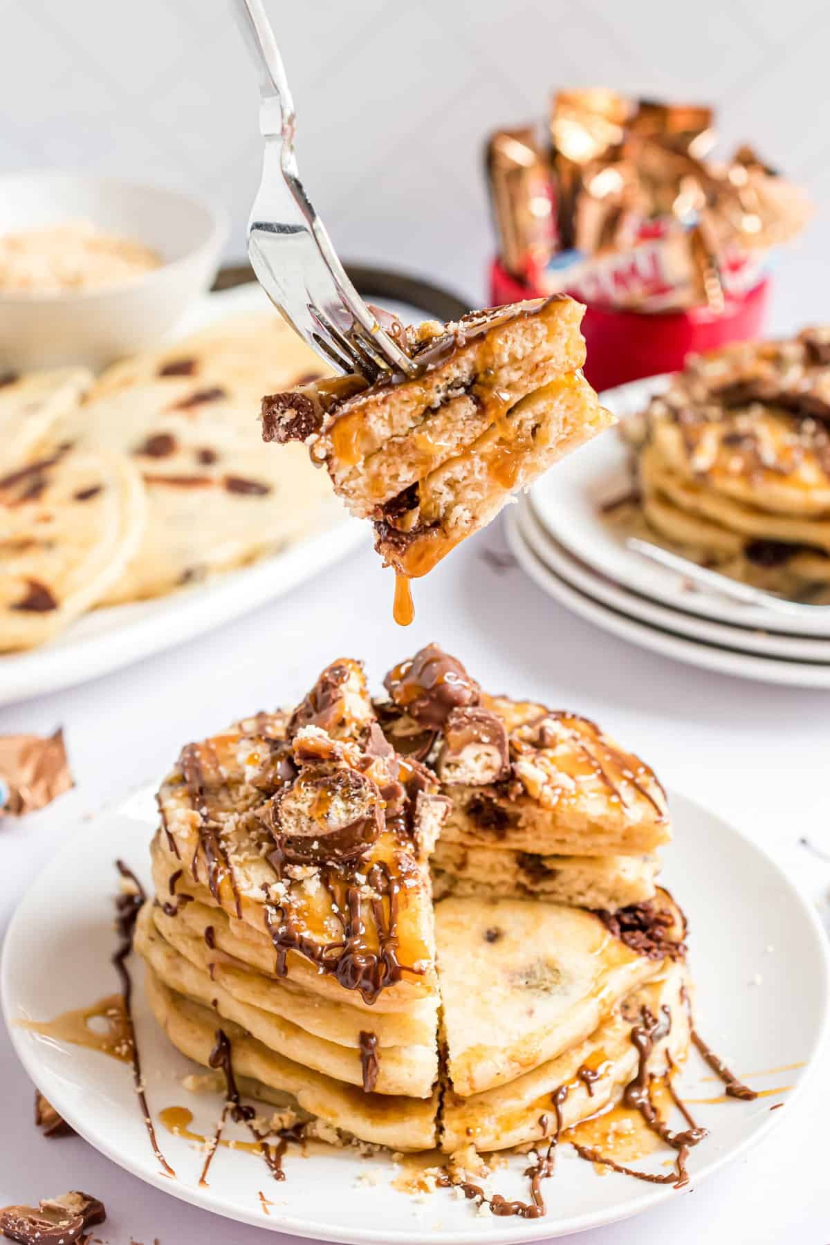 Panquecas com caramelo escorrendo delas.