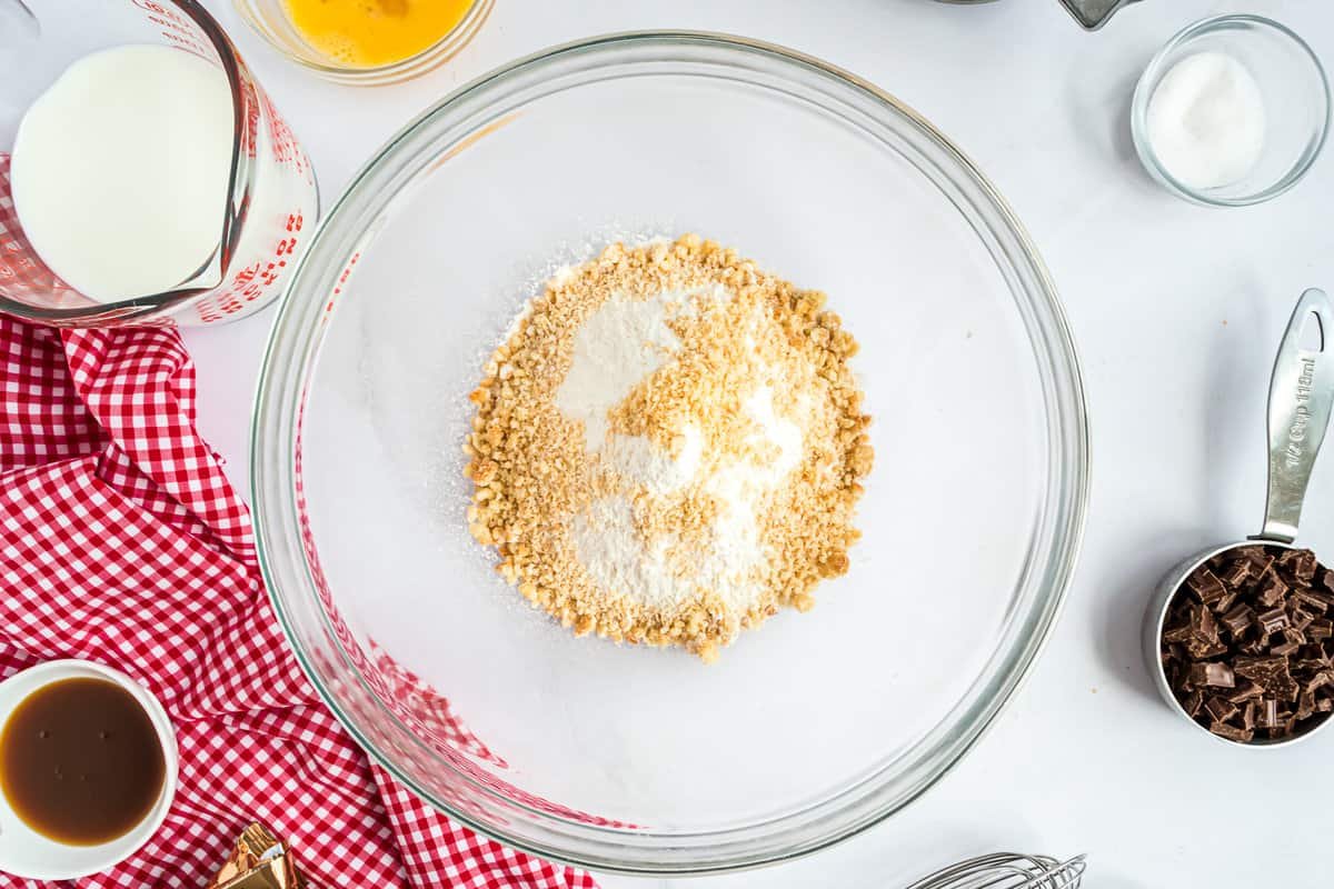 Ingredientes secos em uma tigela de mistura.