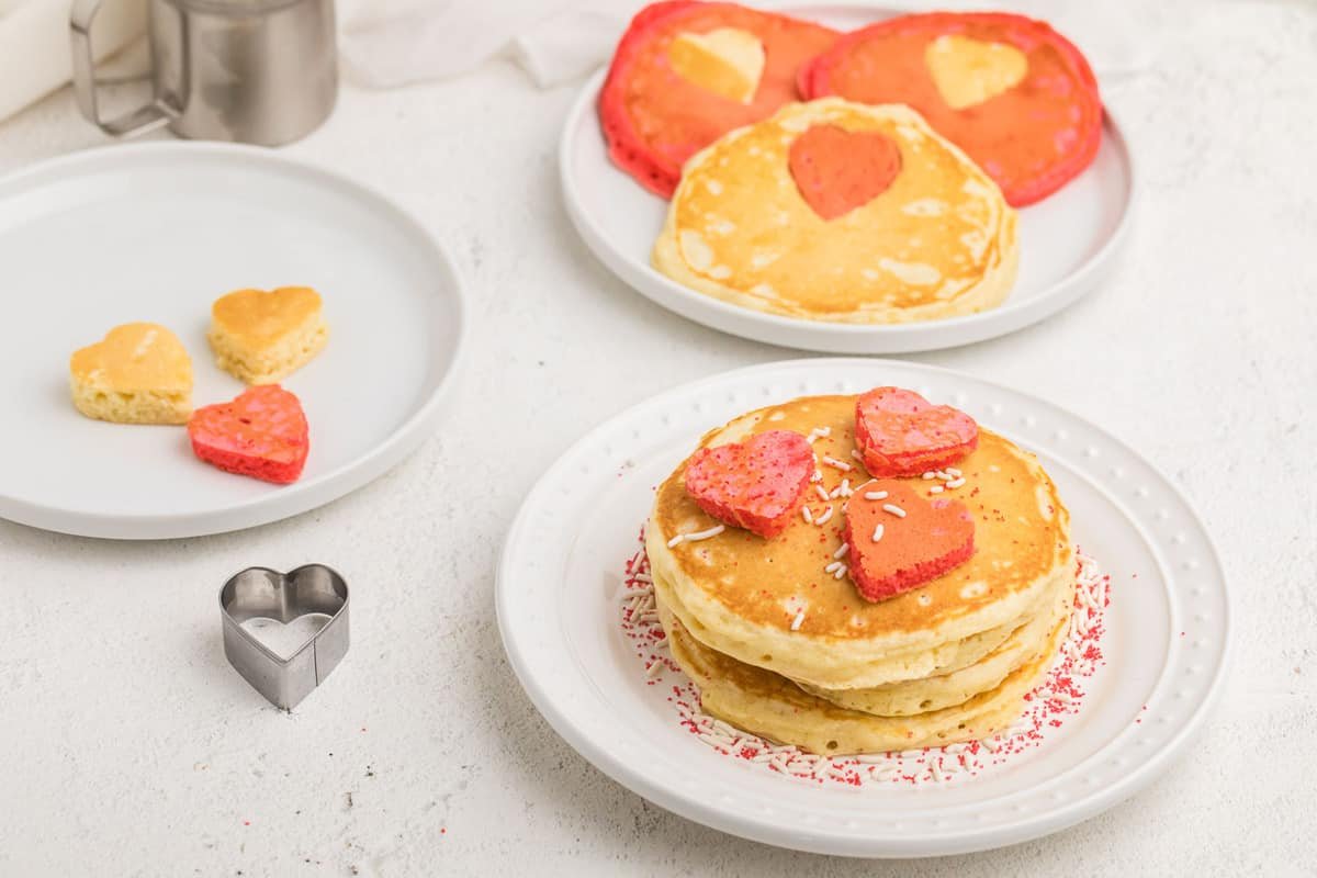 Panquecas com formas de coração.