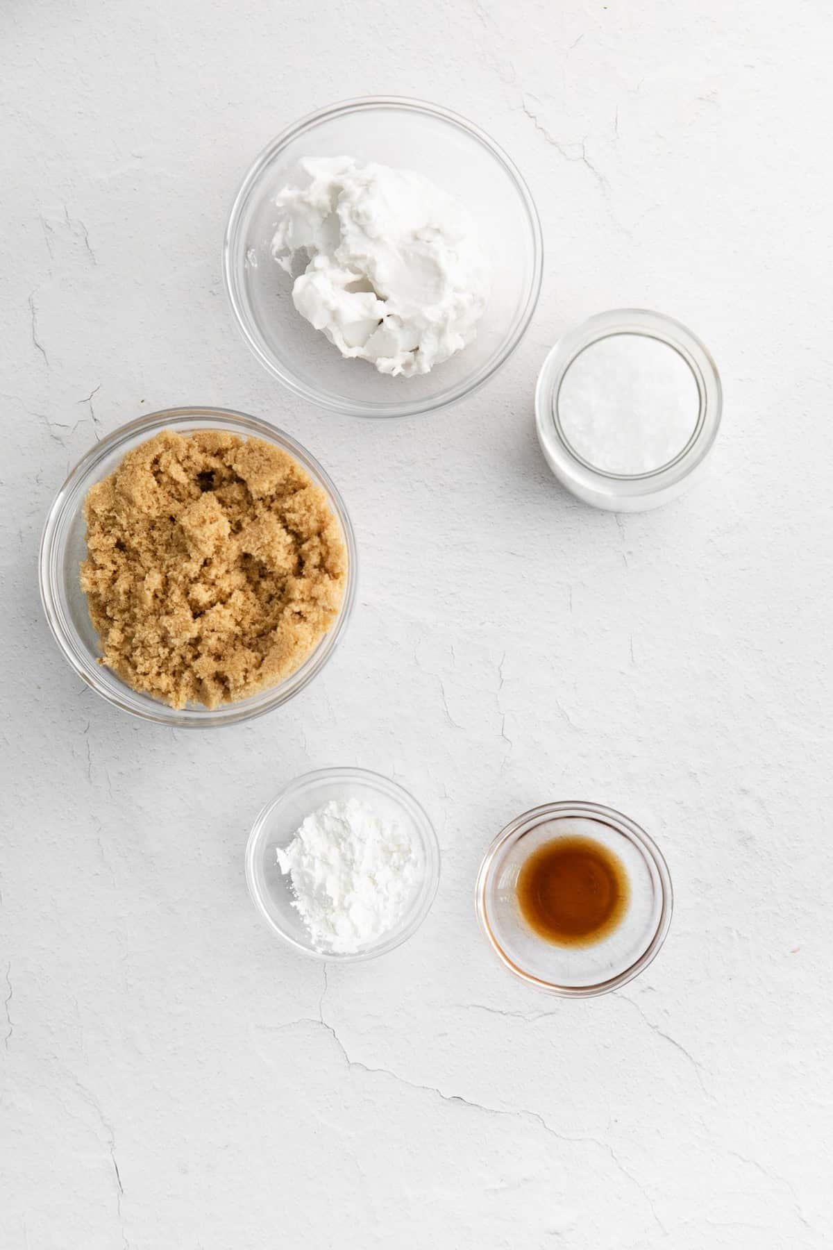 Visão aérea dos ingredientes necessários para a receita.